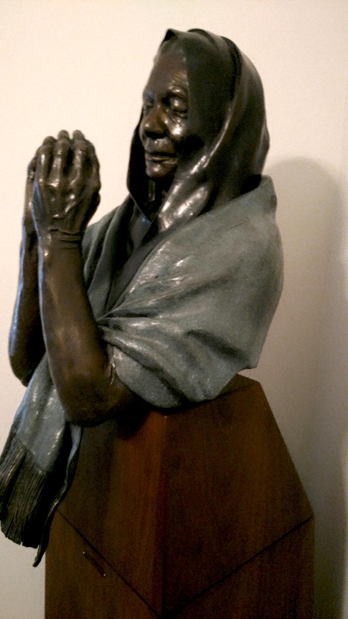 Pfad der Gebete von Denny Haskew
Figurative weibliche Büste auf maßgefertigtem Sockel 66x16x20