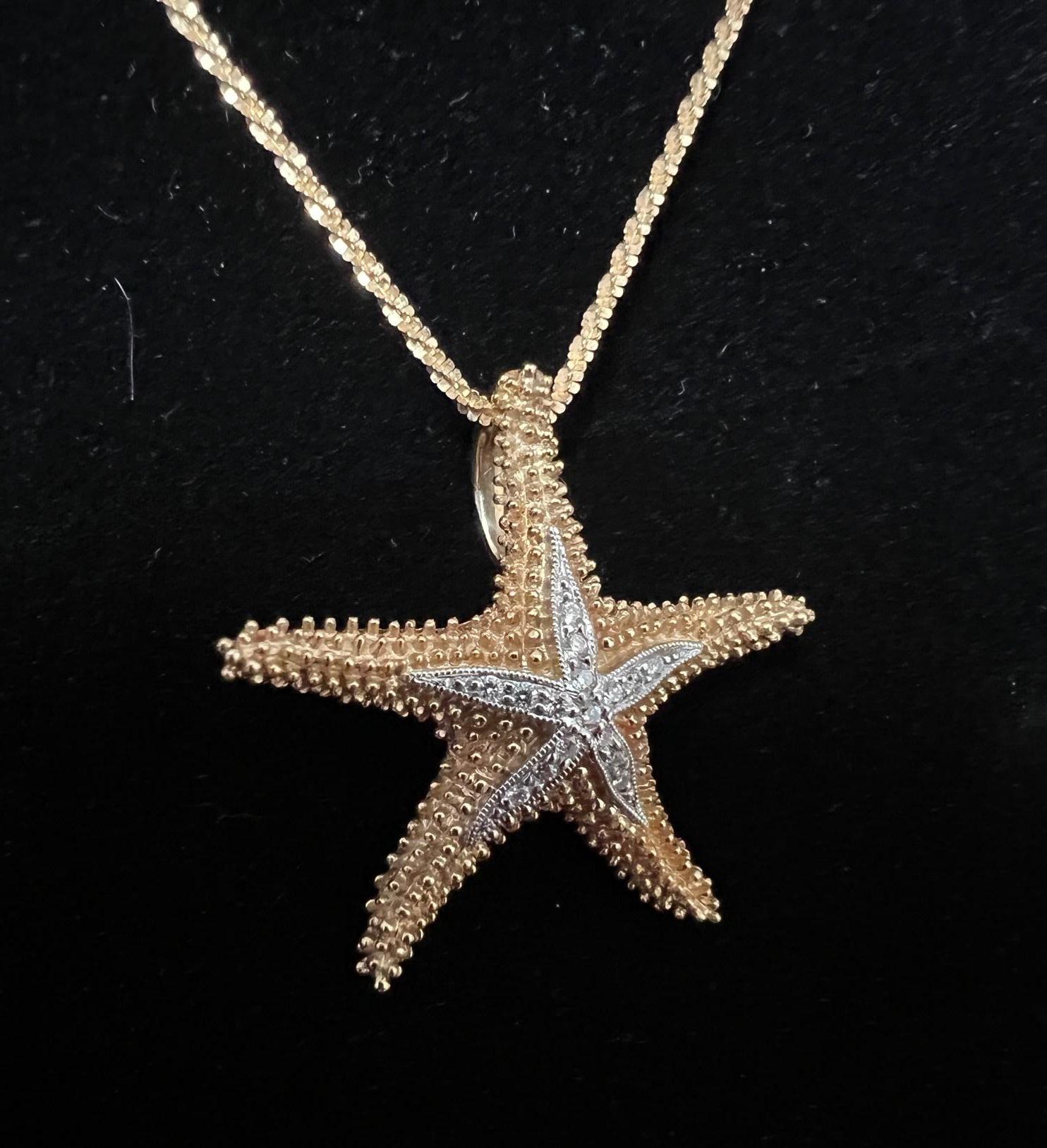 This is a 14k 30mm starfish pendant with sixteen diamonds finely handcrafted by Denny Wong. 

Gold: 14k yellow gold

Jewels: 16 diamonds totaling in 0.08 carats

Long adjustable diamond cut style chain

Size: 30mm

Award winning jewelry designer