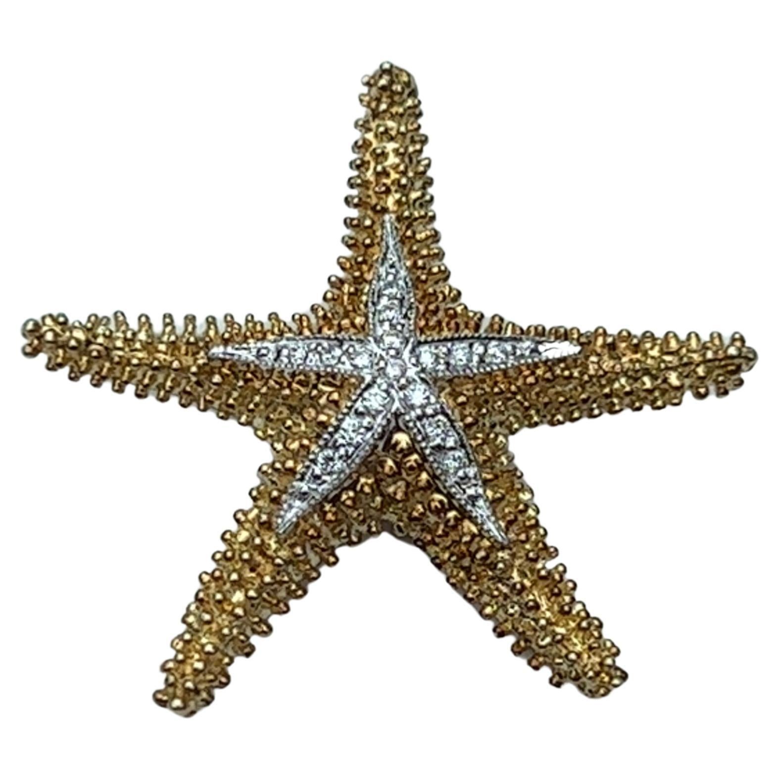 Ein 14-karätiger Anhänger aus Gelb- und Weißgold aus der Denny Wong Island Sea Life Kollektion mit sechzehn (16) runden Diamanten im Brillantschliff mit einem Gesamtgewicht von ca. 0,08 Karat und einer passenden Farbe G-H und Reinheit SI2.  Die