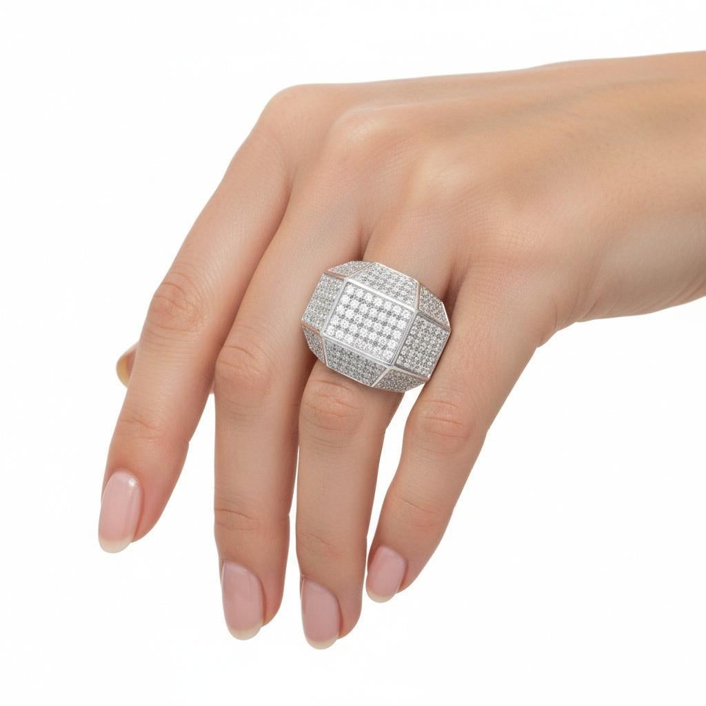 Cette exceptionnelle bague de succession géométrique témoigne de l'art sophistiqué de la prestigieuse maison de joaillerie Denoir. Elle a été fabriquée de manière experte en or blanc lustré de 18kt et sertie d'un étonnant pavé de diamants ronds de