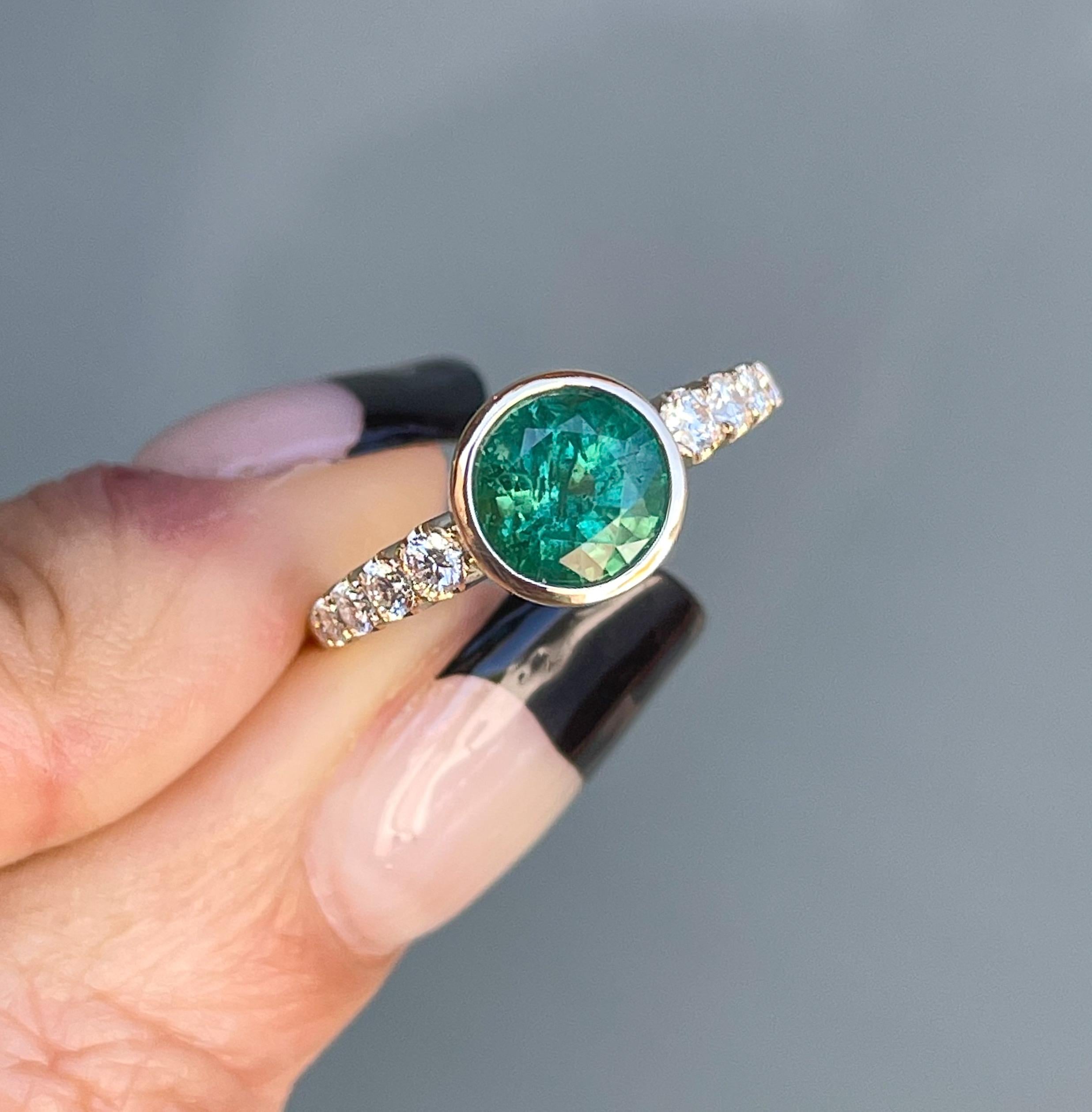 Imagine early morning in the garden as dew drops bead upon verdant foliage — this moment is captured in the Denouement Emerald and Diamond Ring. A stunning Colombian Emerald glows from its bezel setting, saturated with deep green hues and a subtle