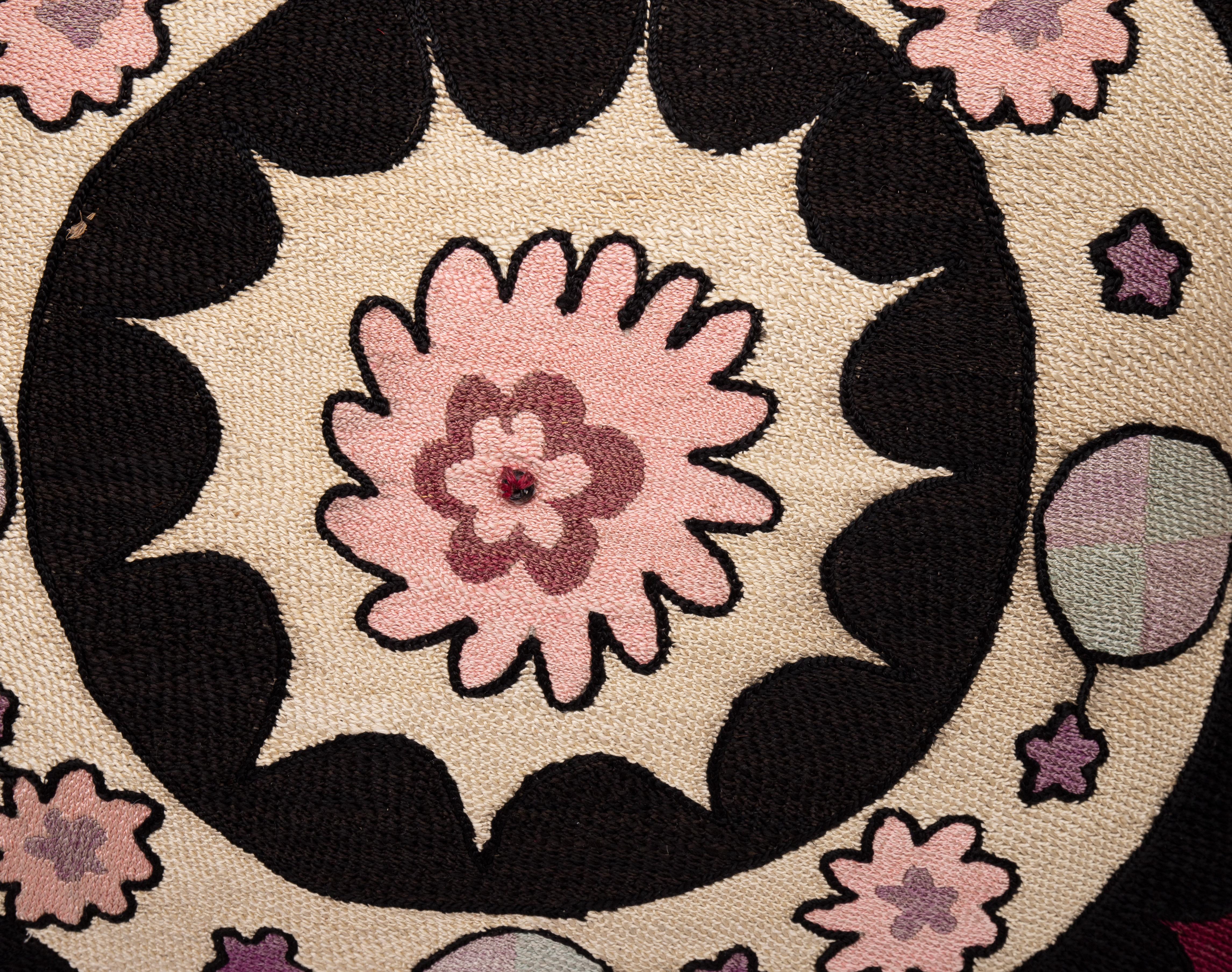 20ième siècle Coussin Suzani Tashkent ouzbek brodé de manière dense, années 1930 en vente