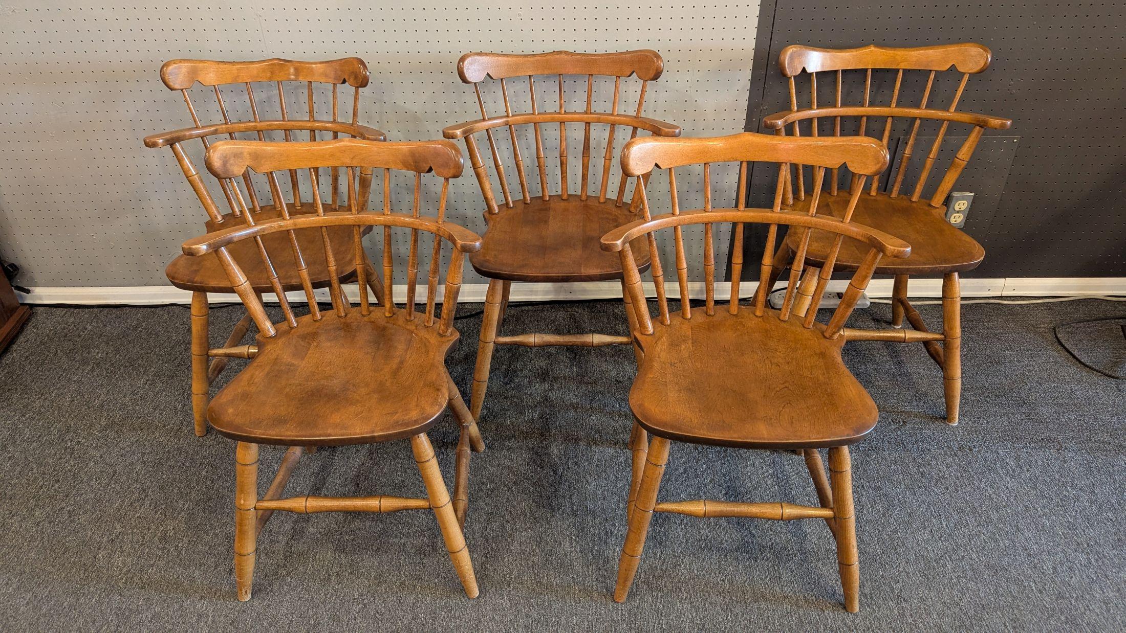 Ensemble de 5 chaises Dent Bros signé Mid Century Modern, en érable massif robuste avec de jolis dossiers et accoudoirs en fuseau incurvé Early American.