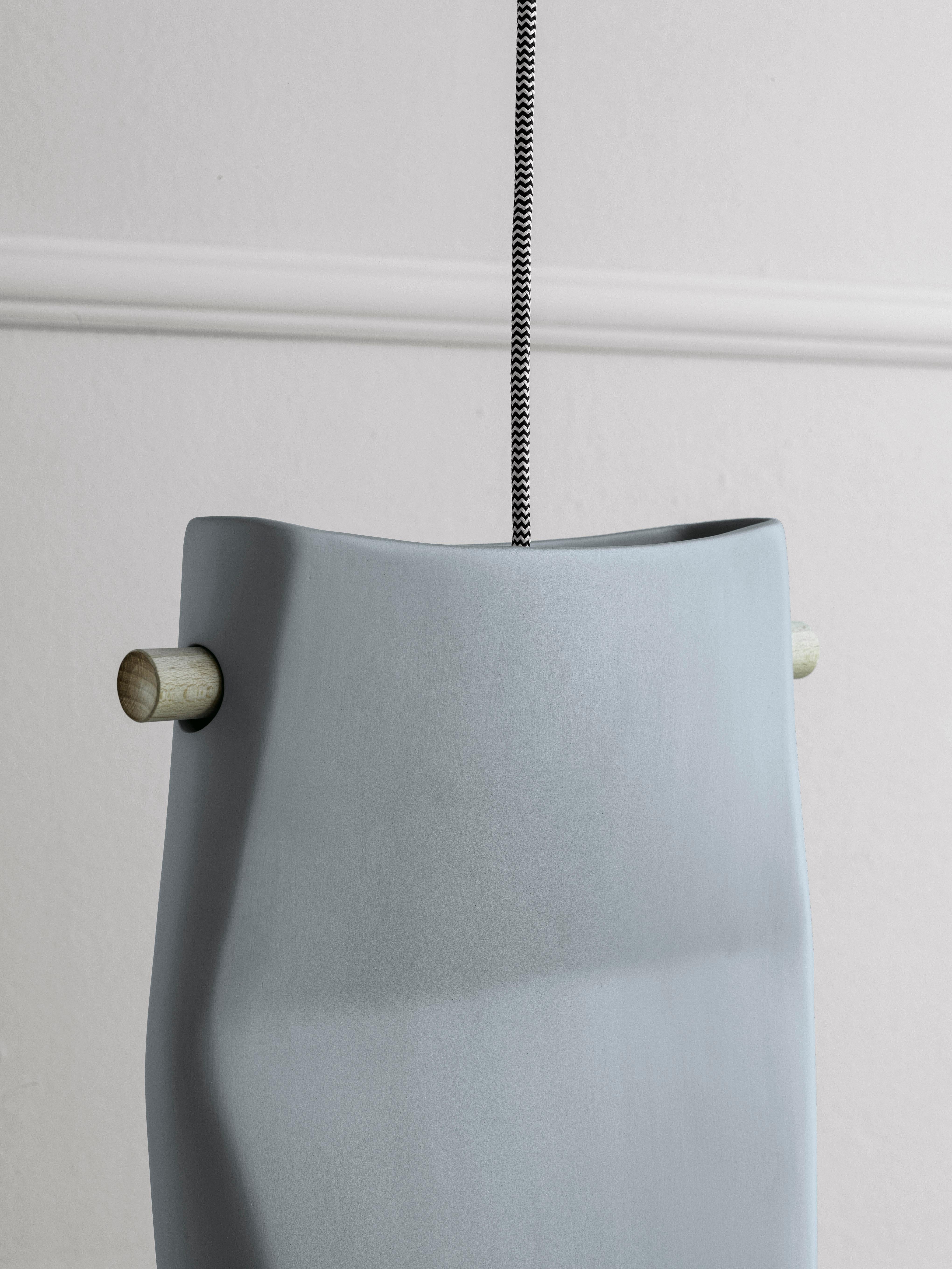 Moderne Dent Grande lampe en céramique avec insert en hêtre massif:: par Skrivo en vente