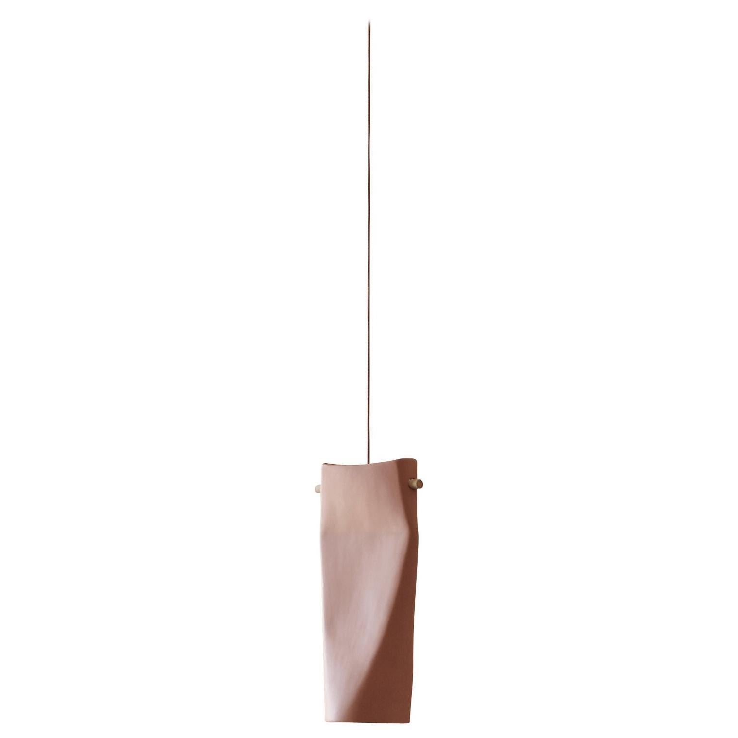 En vente : Red (Ceramic Beige Red) Dent Grande lampe en céramique avec insert en hêtre massif:: par Skrivo