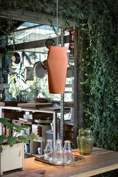 Petite lampe en céramique corail dentelée avec insert en hêtre massif par Skrivo