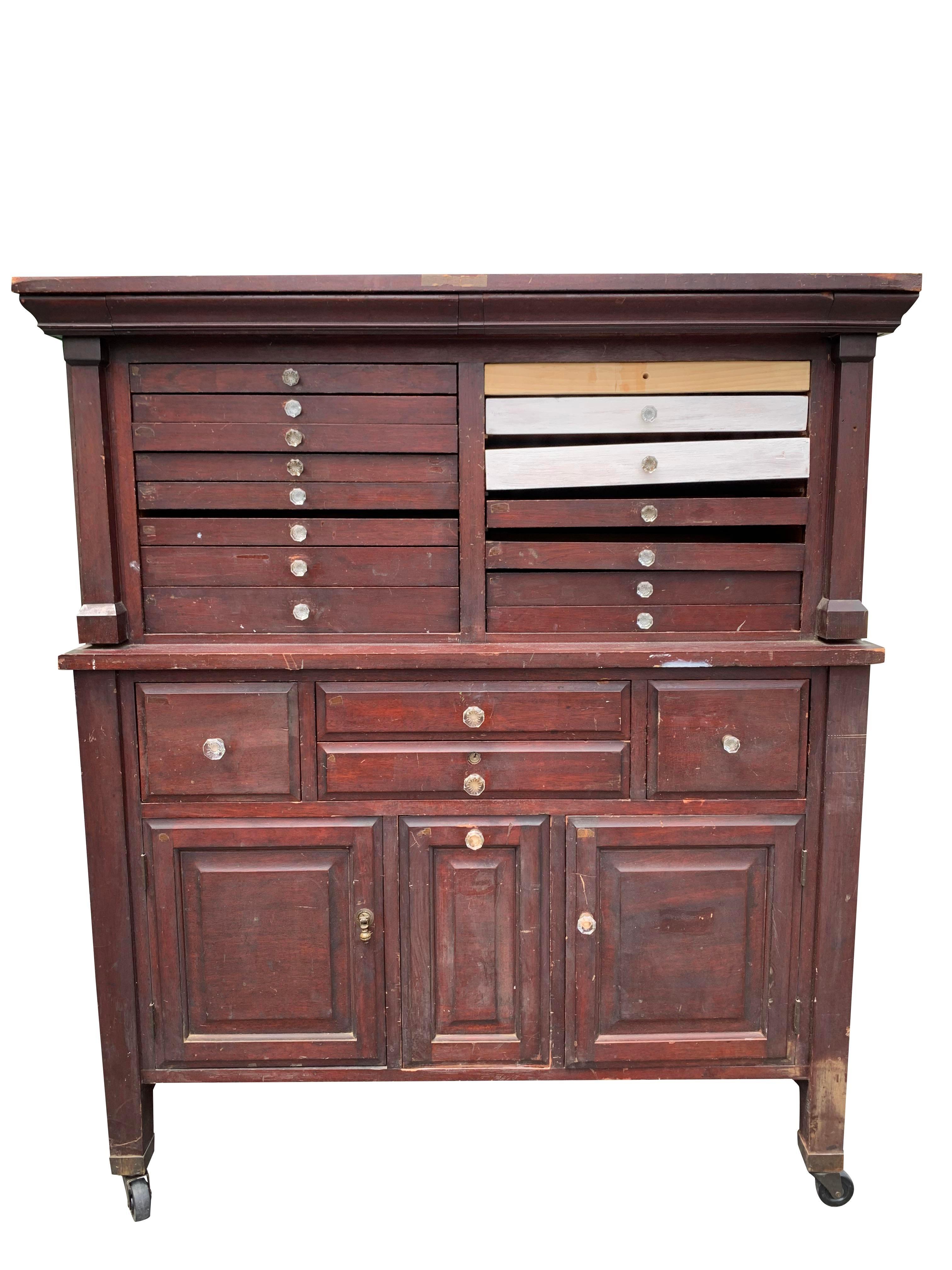 Antiker Zahnarzt-Schrank mit vielen Schubladen und Fächern!

Verleihen Sie Ihrem Zuhause oder Büro mit diesem antiken Zahnarztschrank einen Hauch von Vintage-Charme und Funktionalität. Dieses geräumige Möbelstück bietet viel Stauraum und