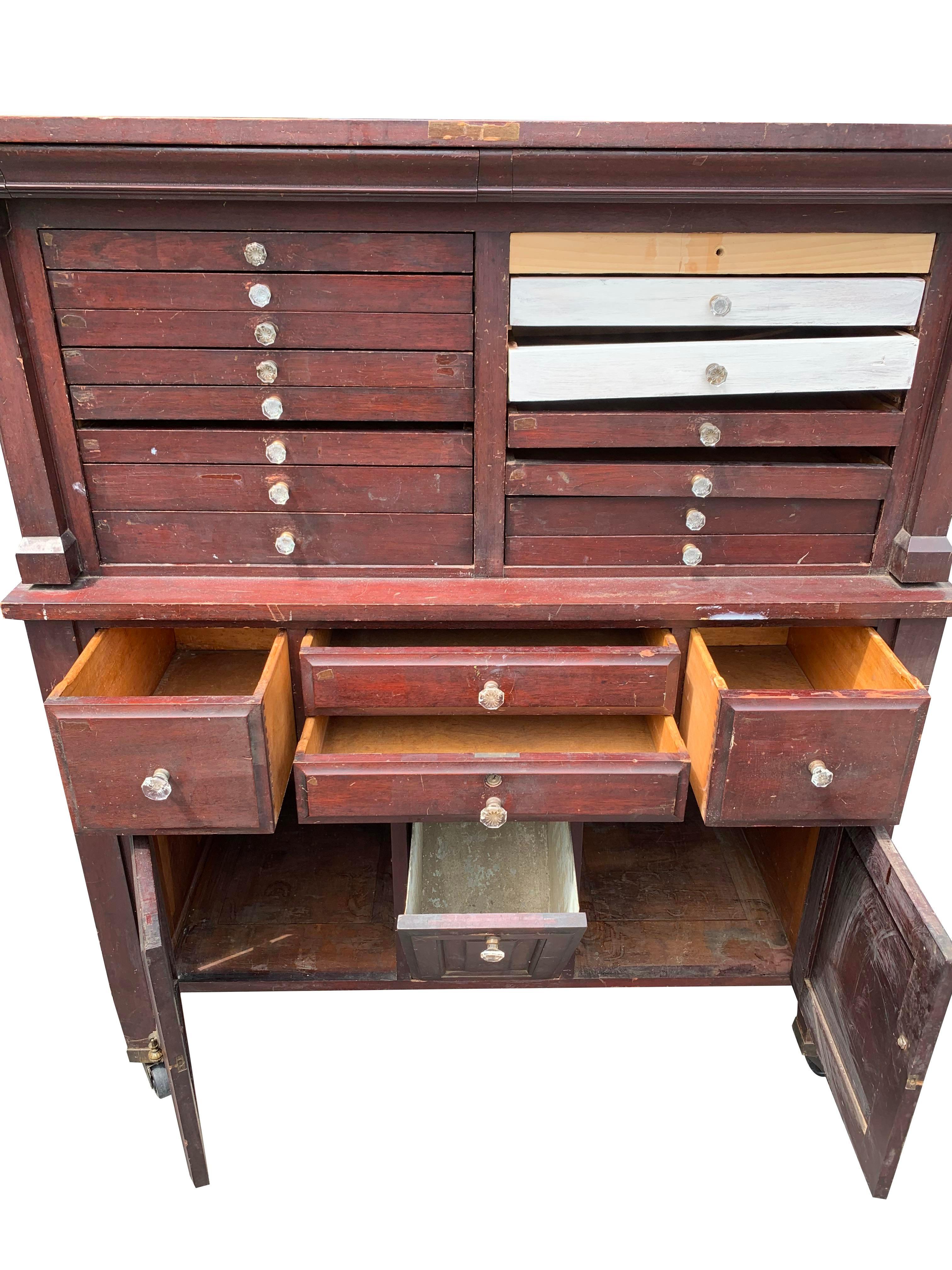 Dental- Zahnarzt-Schrank mit Schubladen und Fächern, Apotheker-Flat File-Stil (20. Jahrhundert)