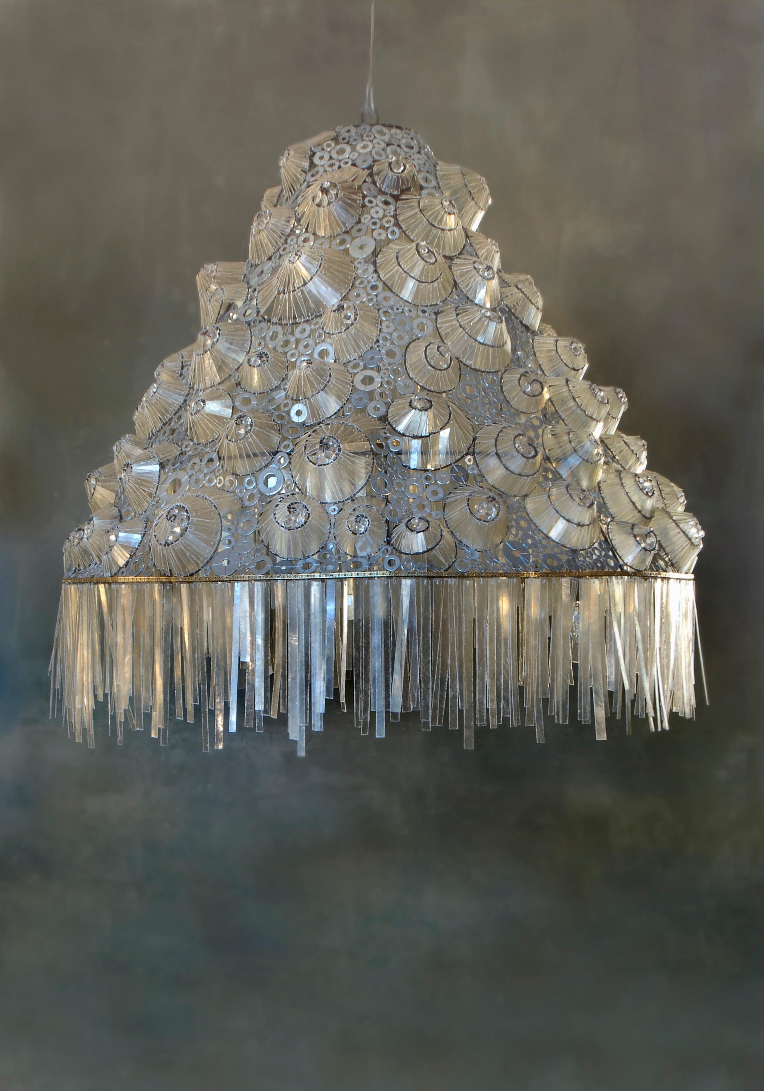 Lustre Denti Di Cane de Valentina Giovando
Dimensions : D 120 x H 100 cm.
MATERIAL : Fer, cristaux, fibre de verre, verre.  

Valentina Giovando, vit et travaille à Sarzana, en Ligurie, et se consacre depuis plus de 20 ans à la production d'un