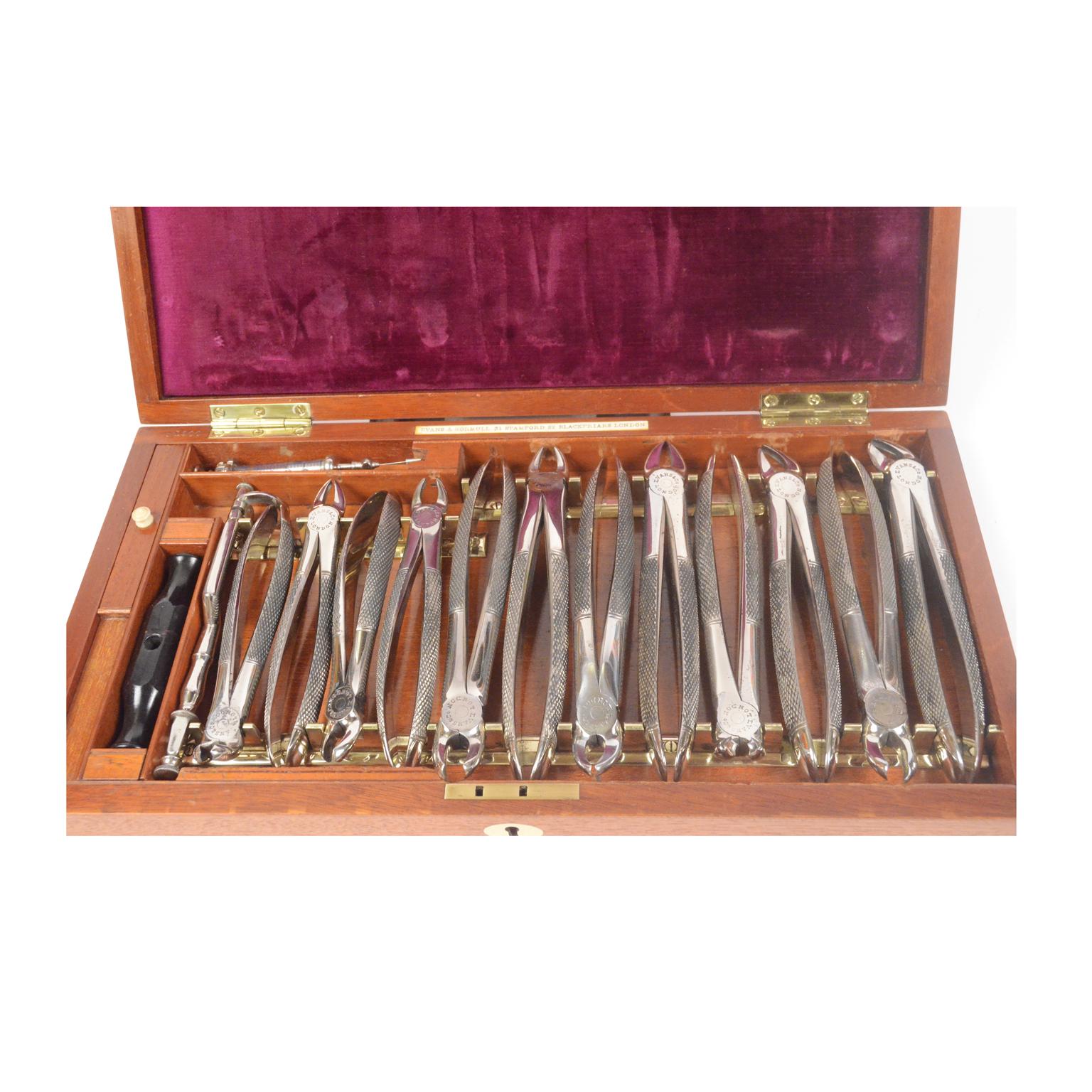 Dentist kit signed Evans & Wormull 31 Stamford, London, circa 1880. This medical set contains 12 pliers, a dental or pelican wrench with spare accessories and a glass syringe with needles. Steel instruments, mahogany box with brass hinges and