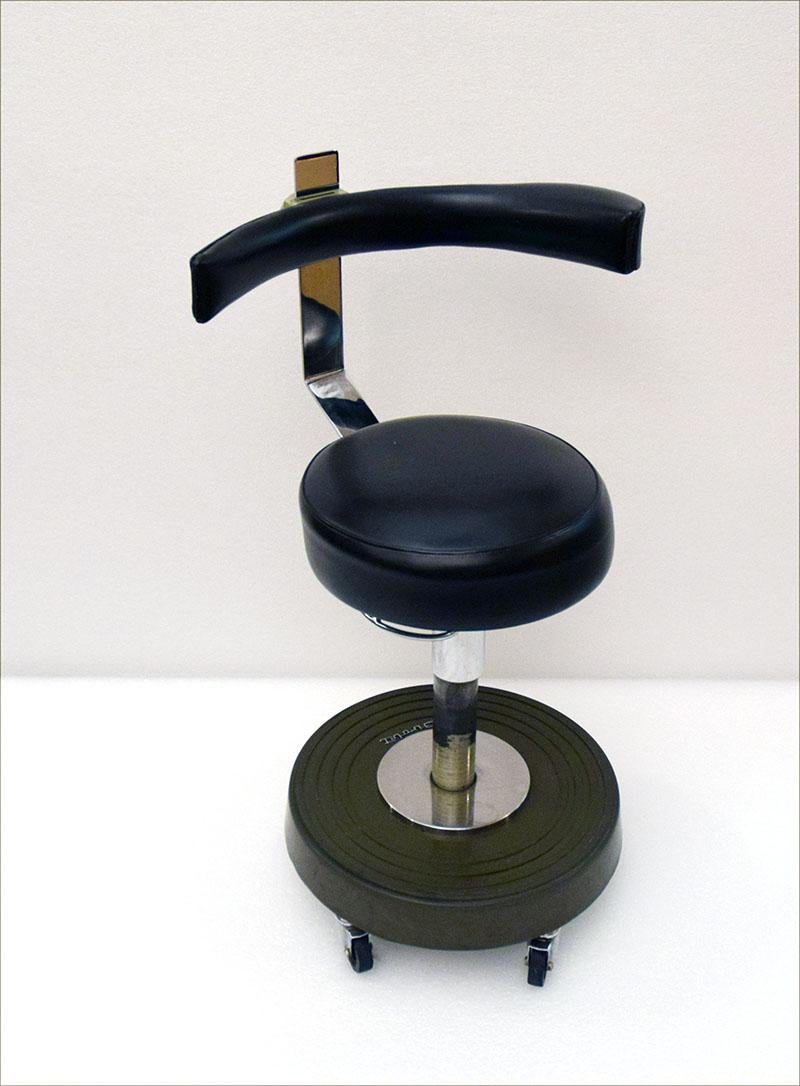Dentist's stool on wheels French production 1960s marked Girolet.
Height-adjustable back and seat, 360-degree swivel.
Metal base and frame, upholstered seat and back covered in faux leather.