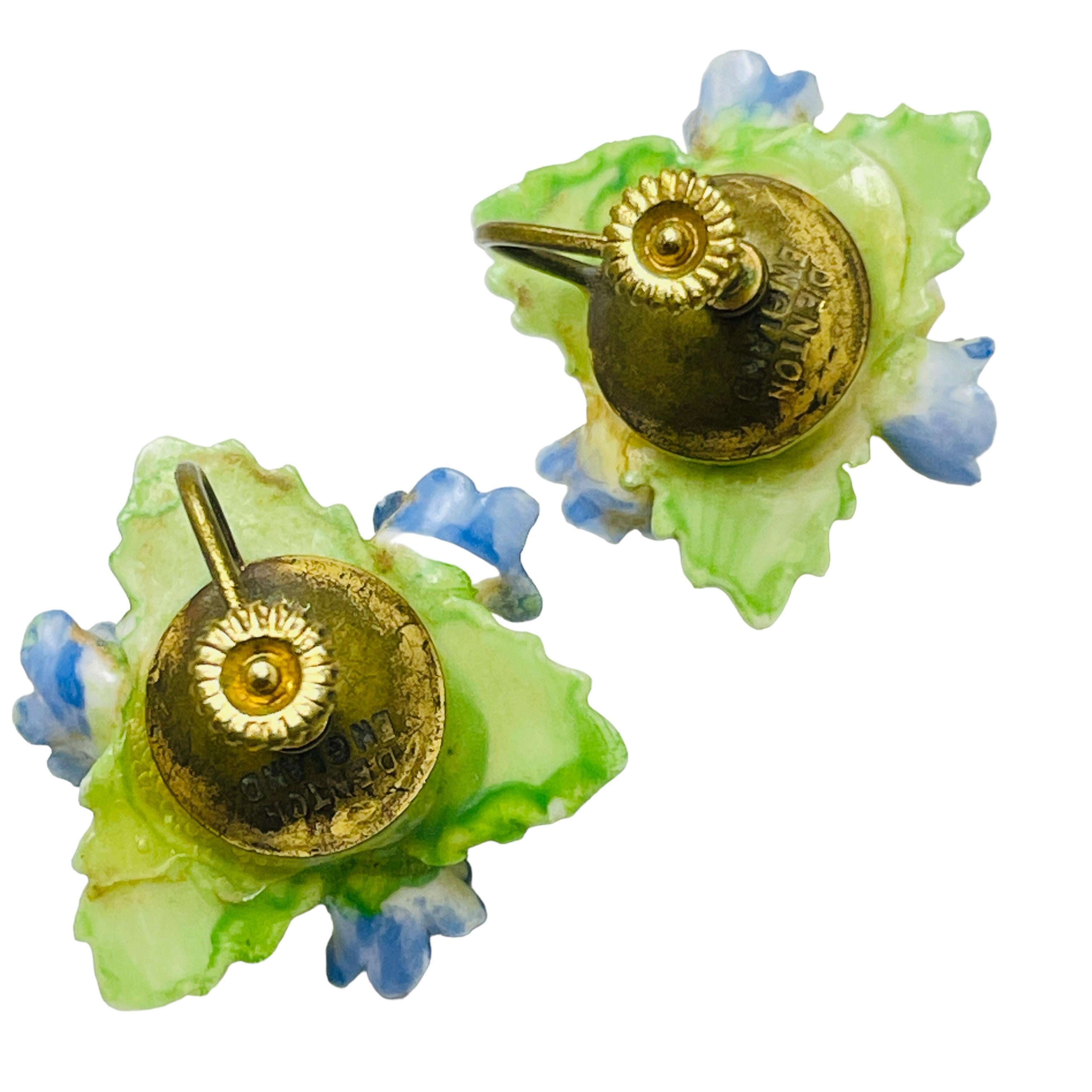 DENTON ENGLAND vintage signed porcelain flowers screw back earrings In Good Condition For Sale In Palos Hills, IL