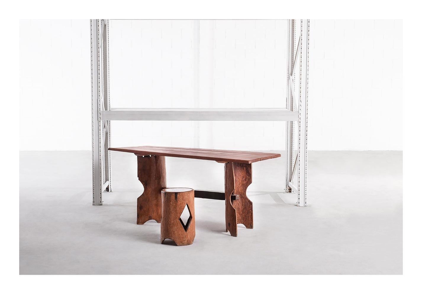 Cette table de salle à manger exquise, conçue par Jose Zanine Caldas dans les années 1970, témoigne d'un véritable savoir-faire et d'une beauté naturelle. Entièrement fabriquée en bois massif de Pequi - une essence originaire du centre du Brésil