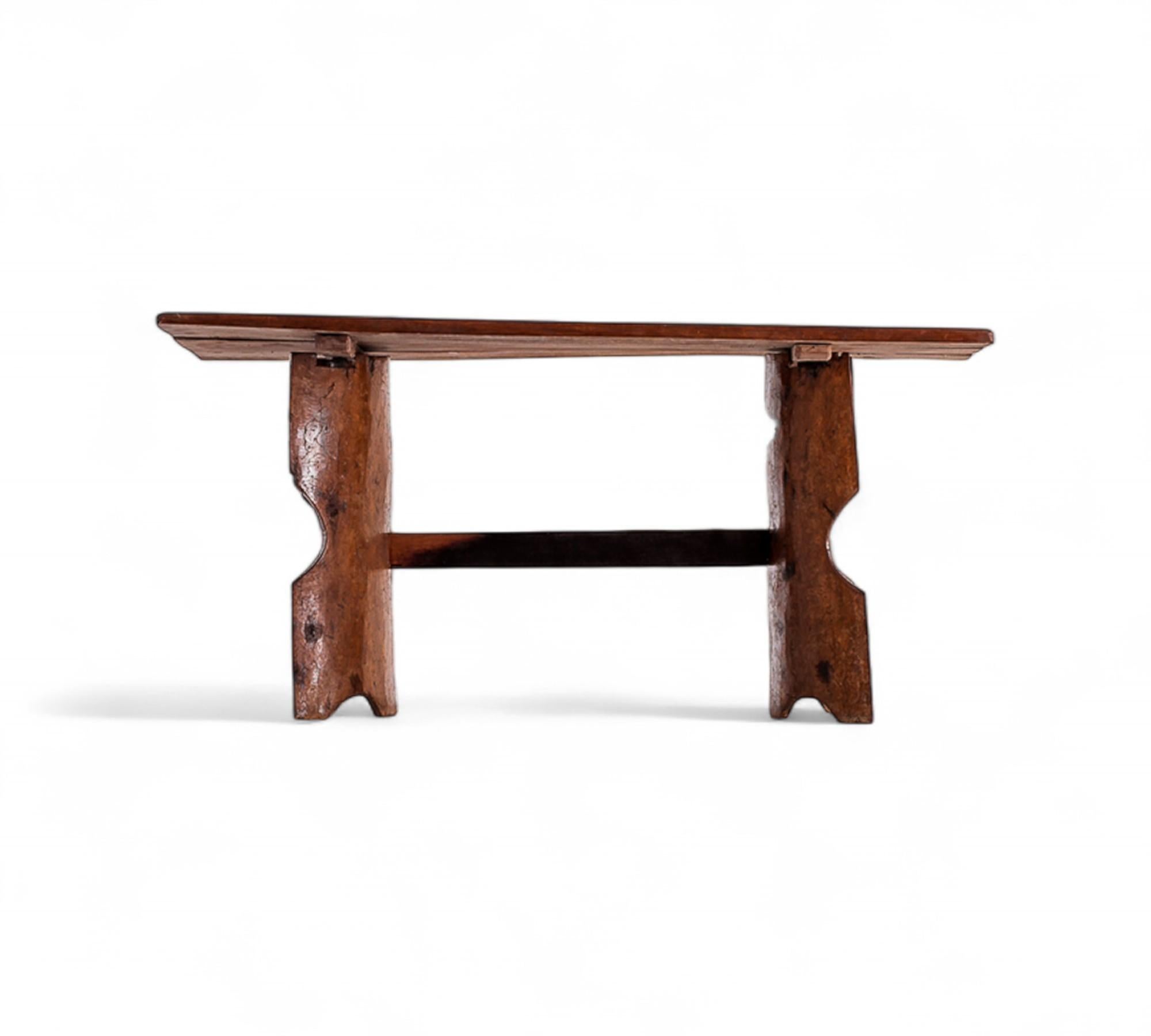 Dieser exquisite Esstisch, der in den 1970er Jahren von Jose Zanine Caldas entworfen wurde, ist ein Zeugnis für wahre Handwerkskunst und natürliche Schönheit. Dieser Tisch ist vollständig aus massivem Pequi-Holz gefertigt - einer in Zentralbrasilien