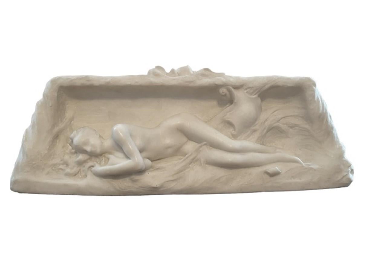Marmorskulptur mit dem Titel "La Seine" in Anlehnung an den wichtigsten Pariser Fluss.  Die Skulptur ist signiert "Denys Puech, OLRY-ROEDERER" und datiert 1901.  Vermutlich für die Champagnerfamilie Olry-Roederer hergestellt, die auch für den PRIX