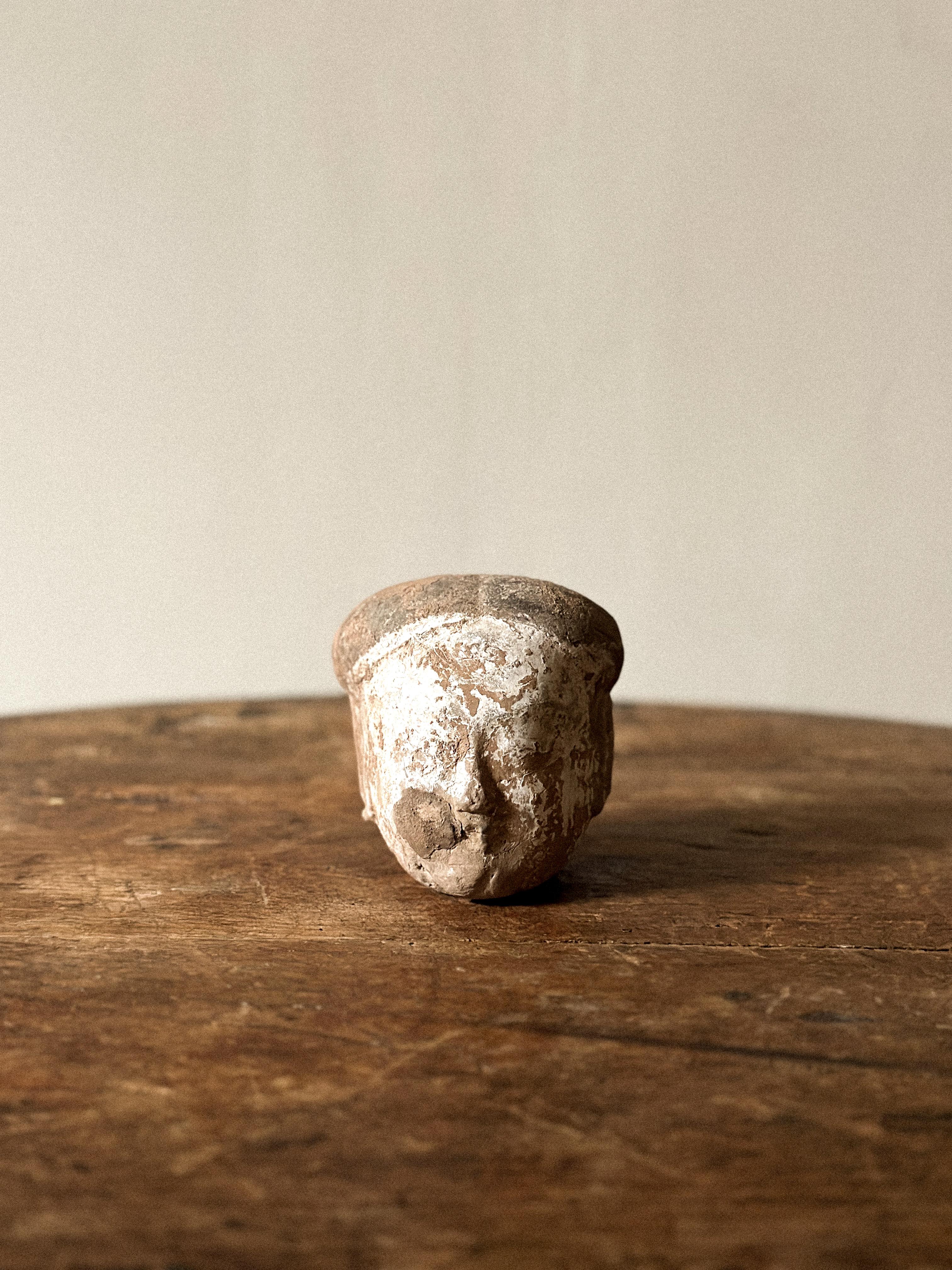 Raffigurazione di una testa, Cina. Periodo Han (206 a.C. - 220 a.C.). Terracotta con tracce di pittura a freddo in bianco e nero.

PROVENIENZA
La collezione di ceramiche e antichità asiatiche di Johanne Huitfeldt (1932-2023).