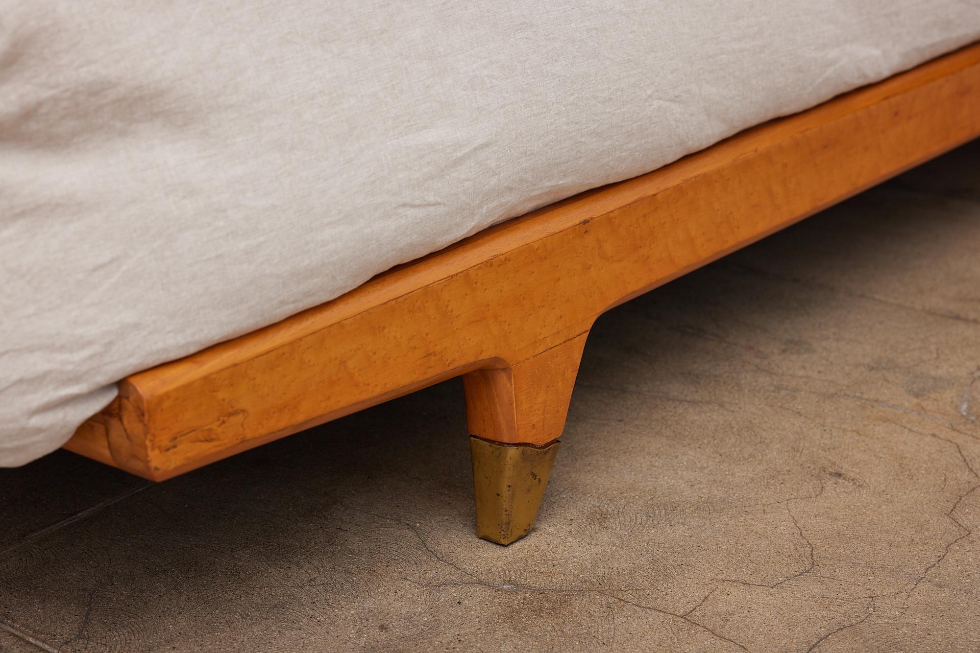 DÉPÔT 2 : Tête de lit et cadre de lit Gio Ponti avec tables de nuit attenantes 10