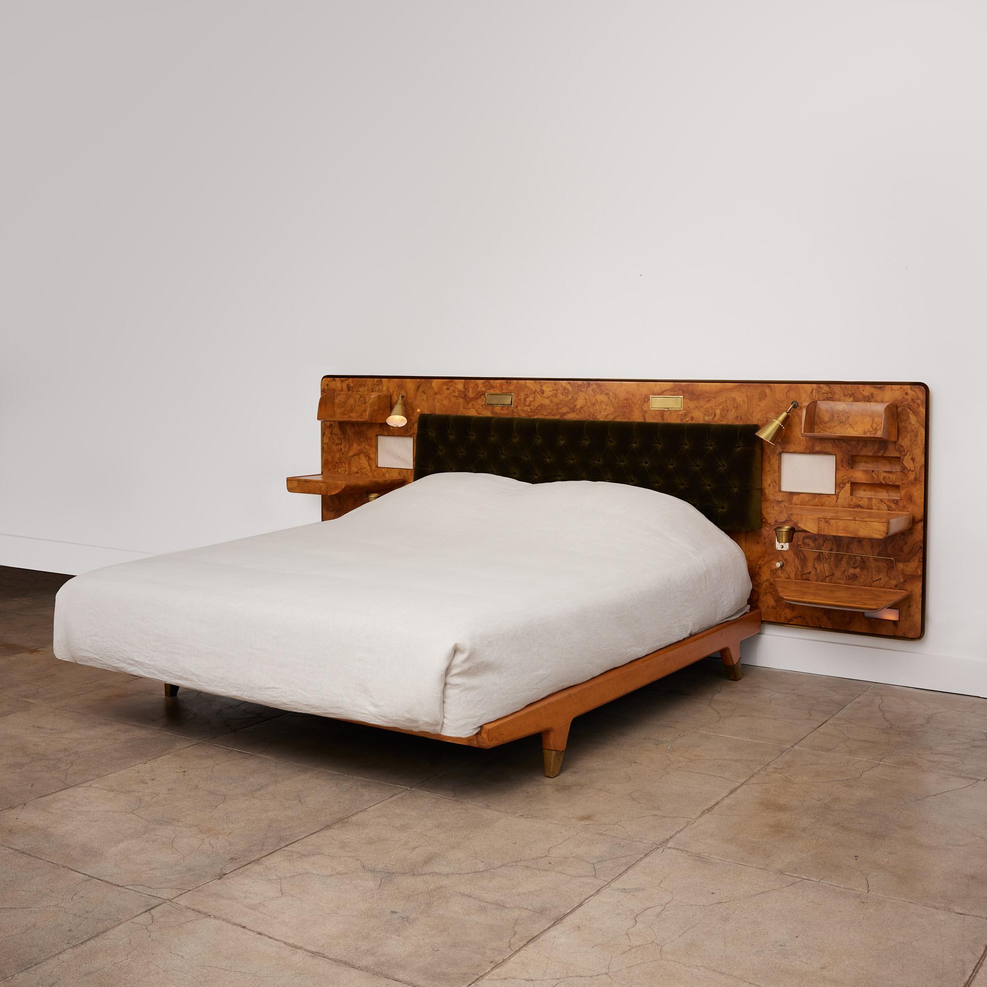 Lit de Gio Ponti, exécuté par Giordano Chiesa, c.1950s, Italie. Cette pièce unique a été commandée par la famille Ceccato, propriétaire du célèbre empire de la confiserie Dulciora, pour sa résidence de Milan. Le lit est composé de noyer racine de