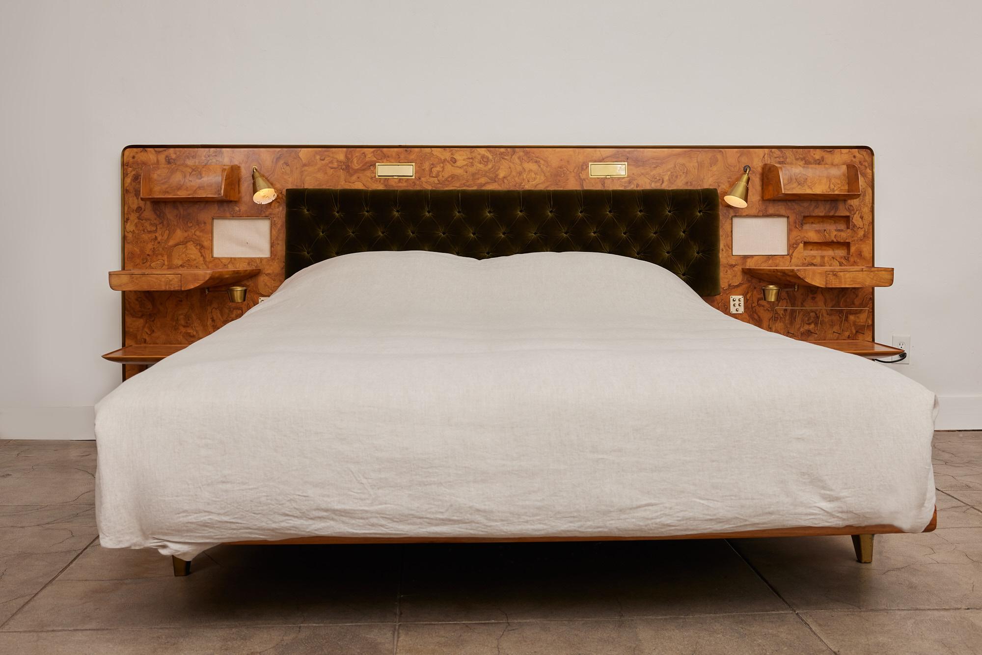 Mid-Century Modern DÉPÔT 2 : Tête de lit et cadre de lit Gio Ponti avec tables de nuit attenantes