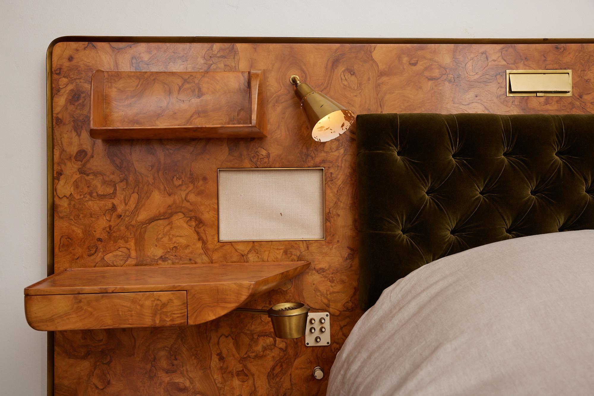 Milieu du XXe siècle DÉPÔT 2 : Tête de lit et cadre de lit Gio Ponti avec tables de nuit attenantes