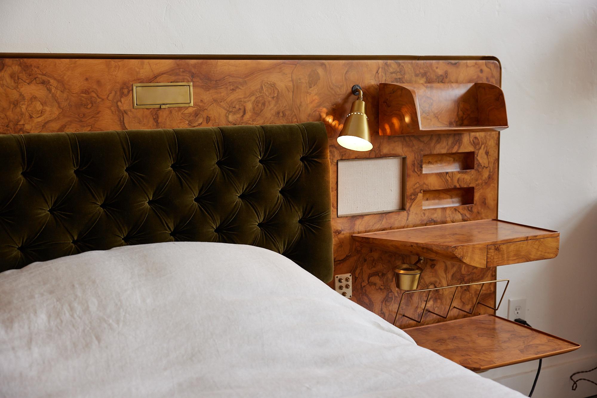 DÉPÔT 2 : Tête de lit et cadre de lit Gio Ponti avec tables de nuit attenantes 1