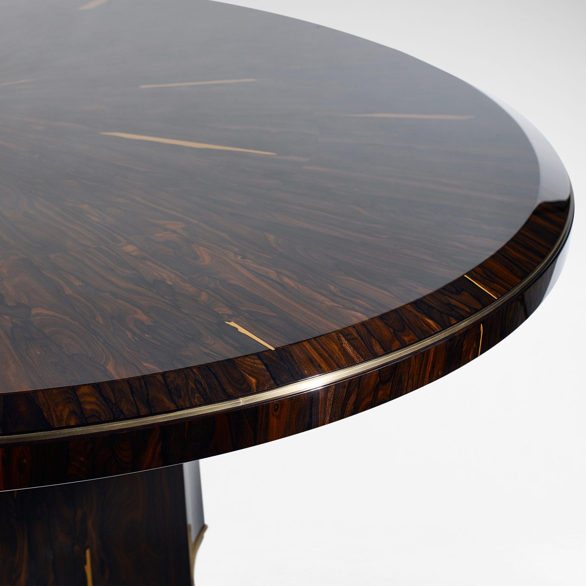 La table à manger Ziricote s'inspire des nuages de gaz tourbillonnants de Jupiter.