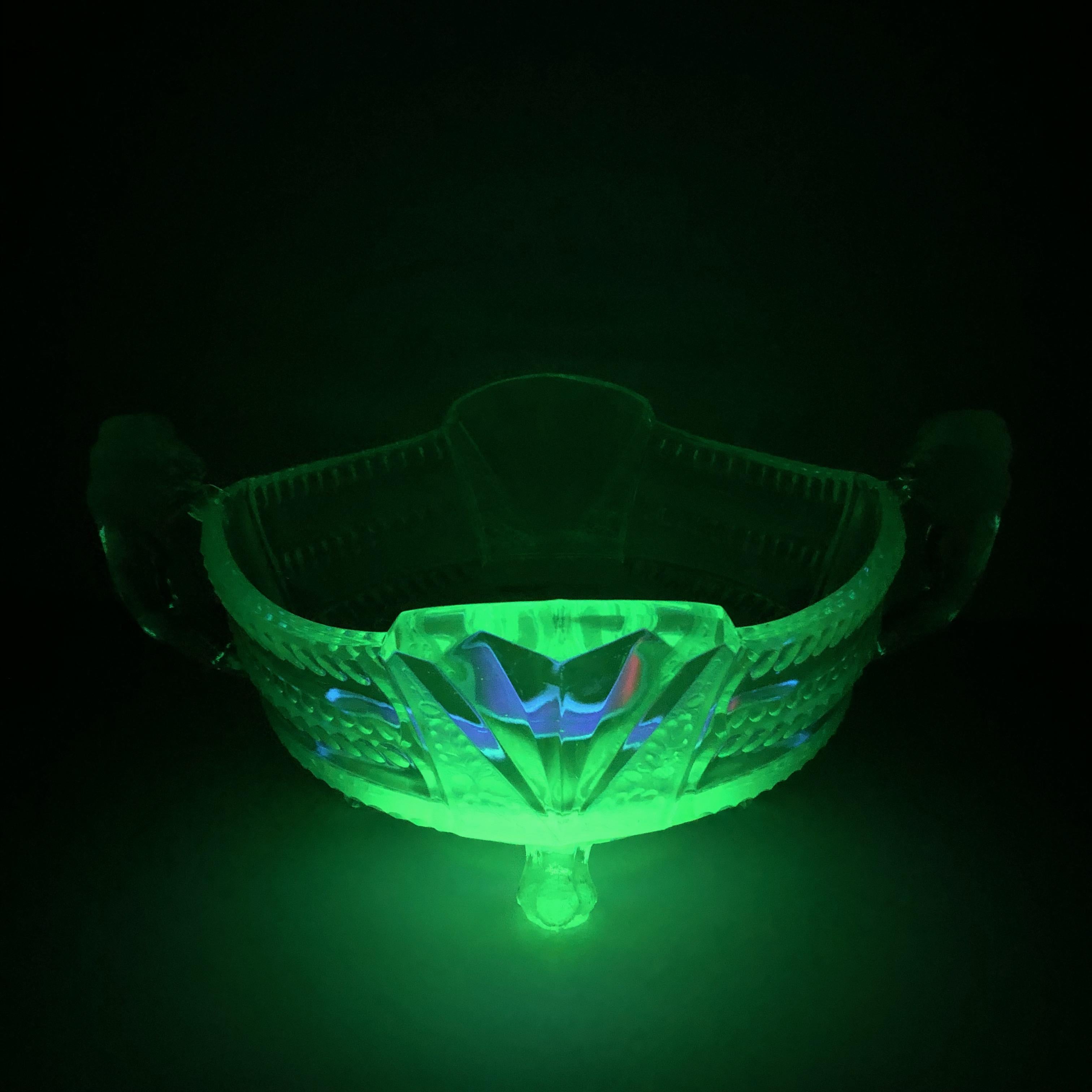 An amazing vaseline glass bowl. Vintage vaseline uranium glass bowl featuring two lion figural handles. A highly decorative piece useful as centre piece or bowl, candy bowl or fruit bowl, German 1910s.