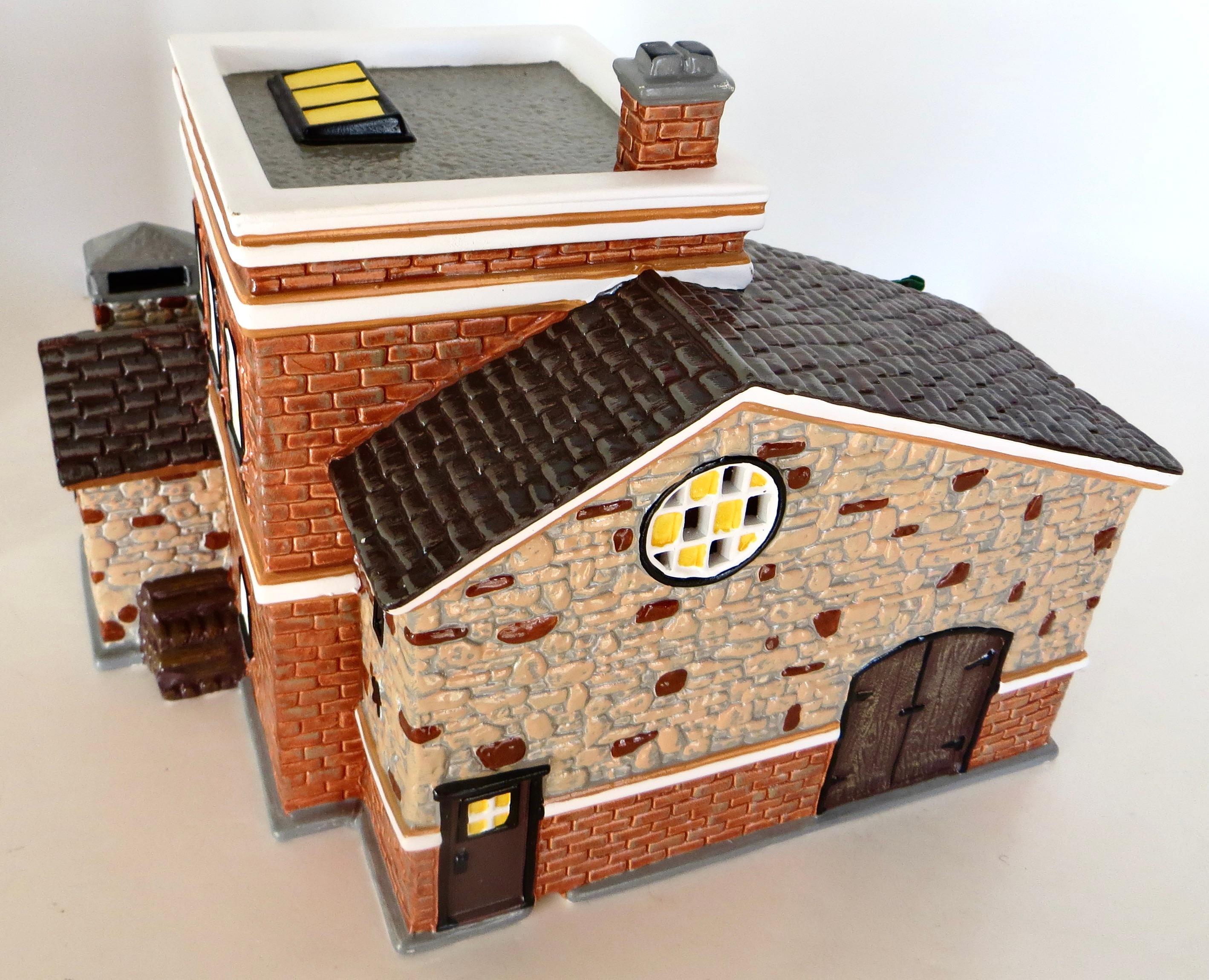 Dept.56 Bodega Grapevine Edificio de cerámica de la serie original Snow Village Siglo XXI y contemporáneo en venta