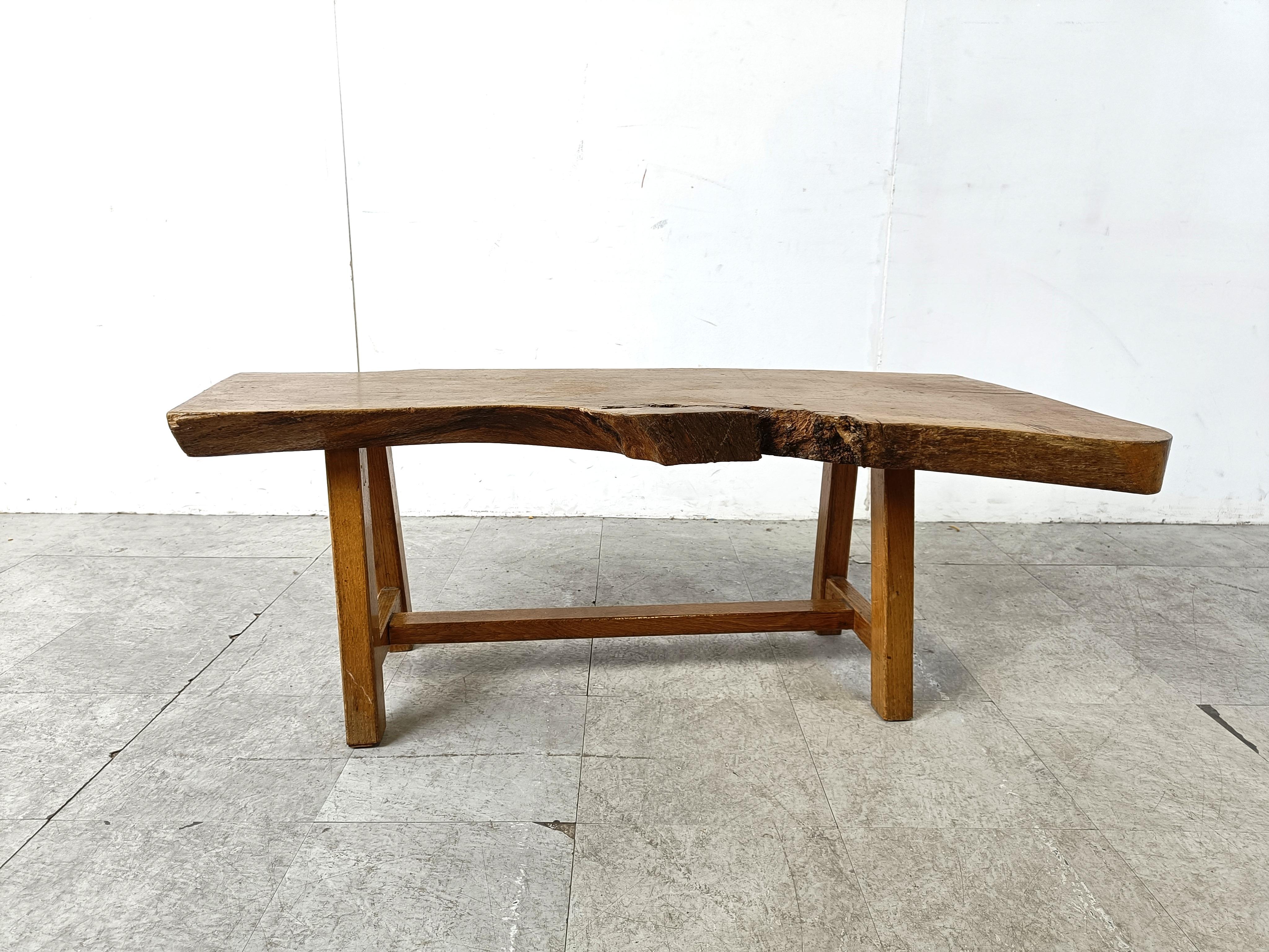 Depth: Vintage wooden brutalist coffee table, 1960s In Good Condition For Sale In Leuven, Vlaams Gewest