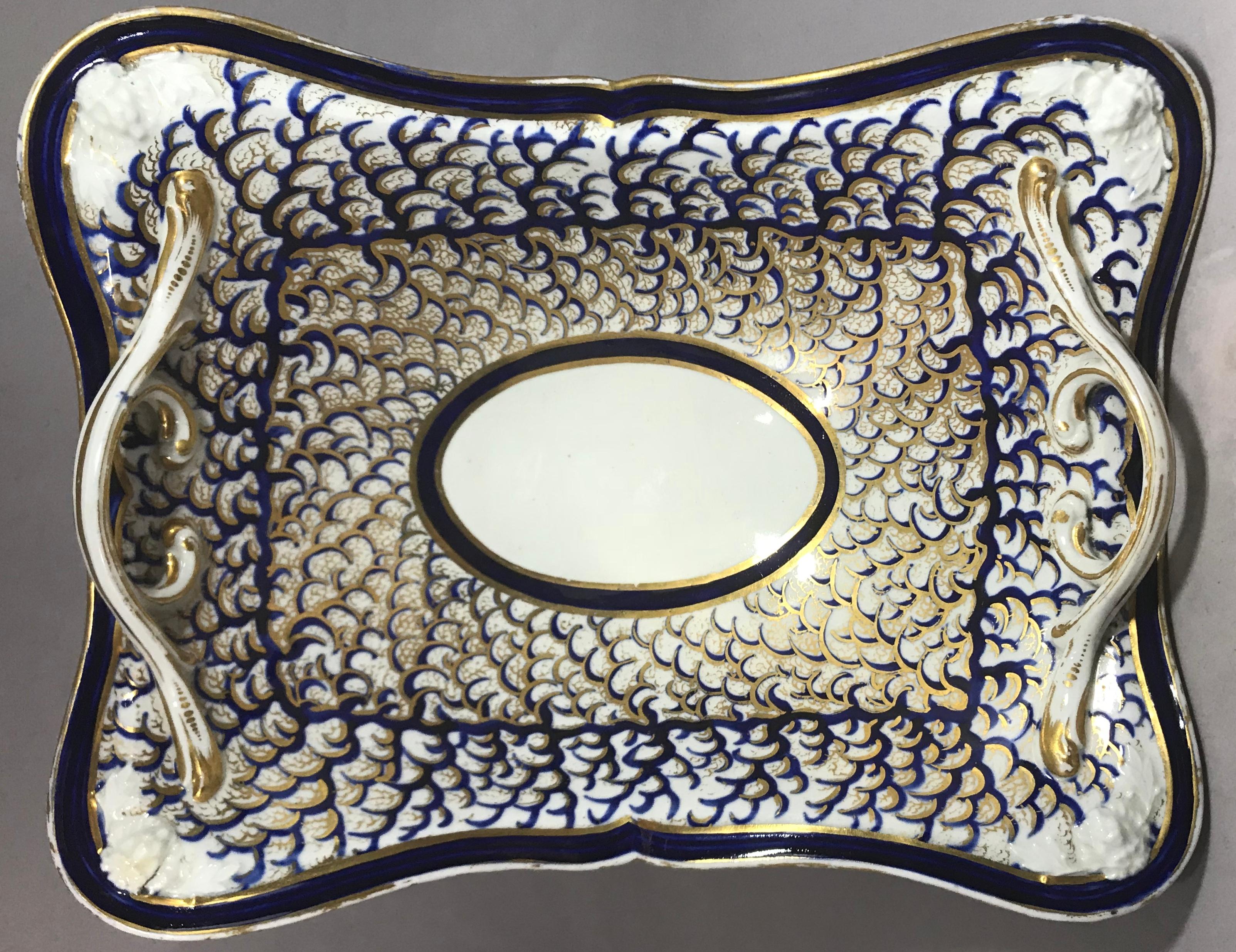 XIXe siècle Plat de service en porcelaine bleu et or Derby en vente