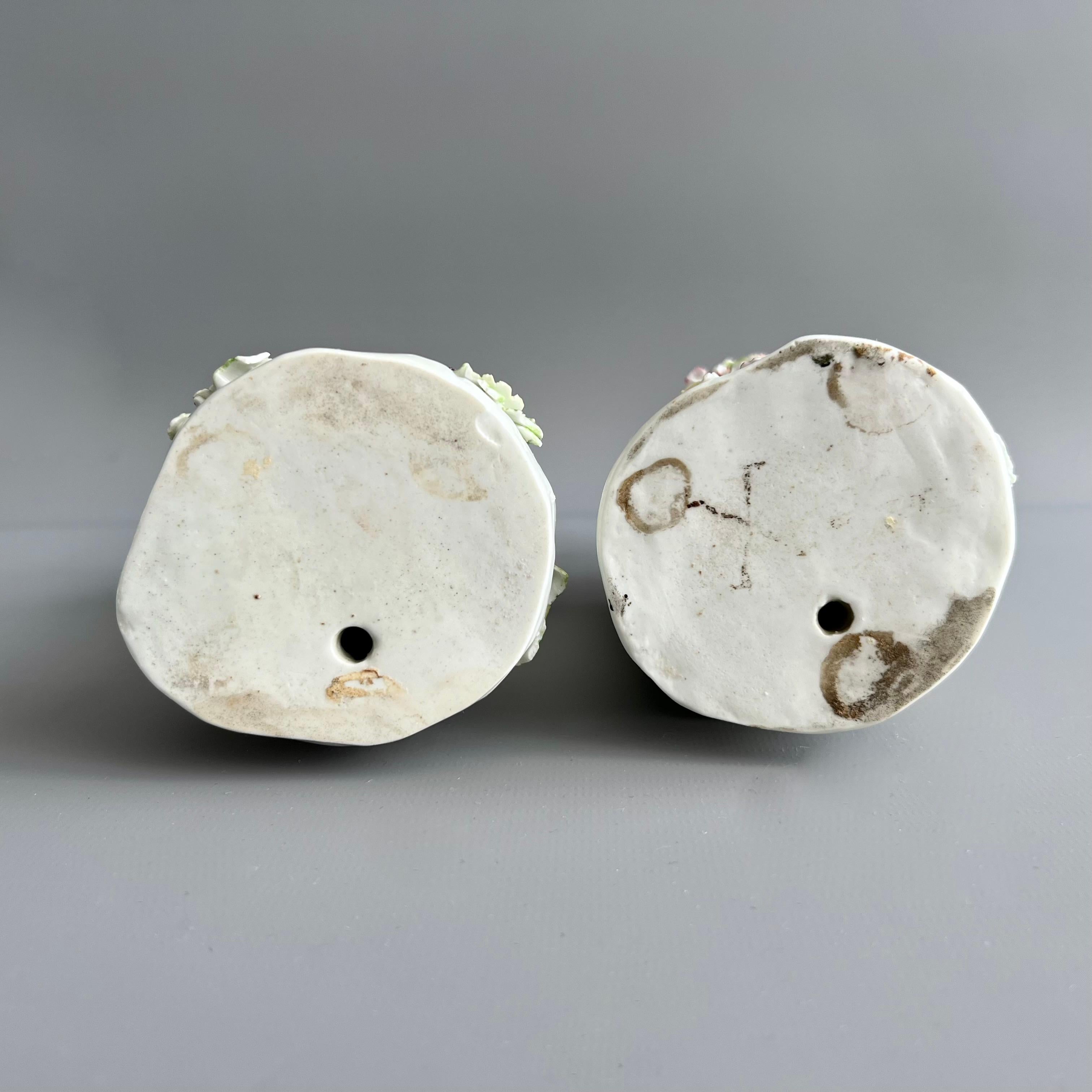 Außergewöhnliches Paar Porzellanfiguren der Hirten der Garland, Derby, um 1765 im Angebot 9