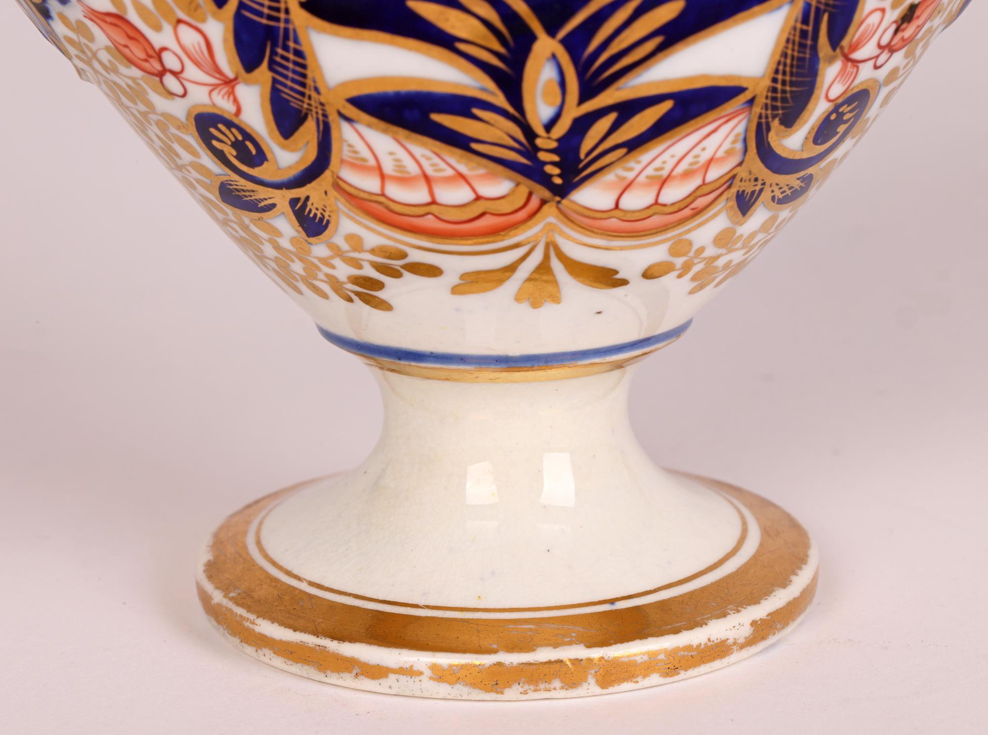 Un très beau, rare et inhabituel encrier et porte-plume en porcelaine anglaise Derby partners décoré du motif Imari et datant du début du 19e siècle. La plume et l'encrier reposent sur un étroit pied rond en forme de dôme, avec une base étroite et