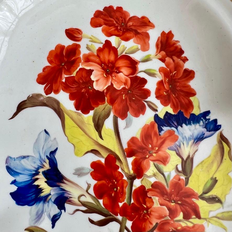 Se trata de una impresionante y rarísima fuente con forma de riñón fabricada por Derby entre 1813 y 1815 aproximadamente. El plato está pintado con brillantes flores rojas y azules por William Quaker Pegg, uno de los pintores más célebres de Derby.