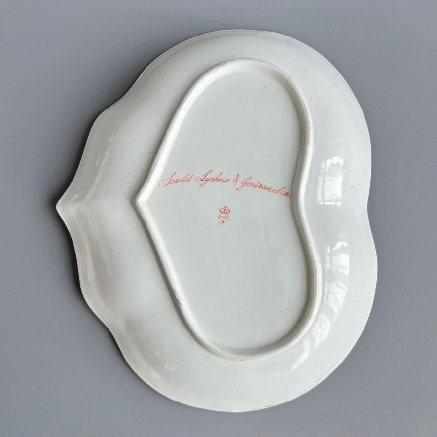 Plato Derby Kidney, William Quaker Pegg, Lychnis escarlata y Gentianella, c1814 Porcelana en venta