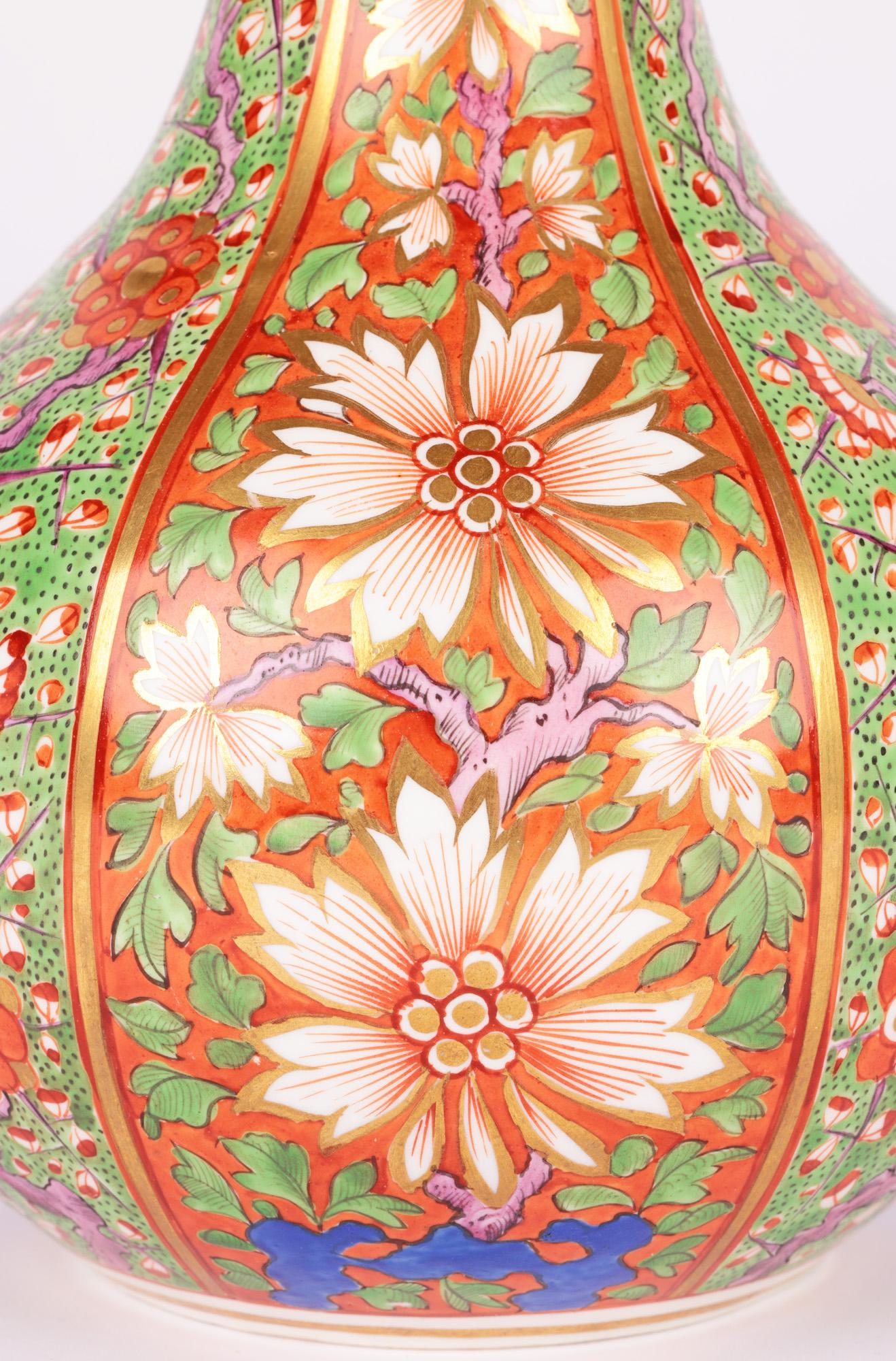 Vase en porcelaine de Derby en forme de bouteille, peint de motifs floraux, datant de la fin de l'époque géorgienne.   en vente 4