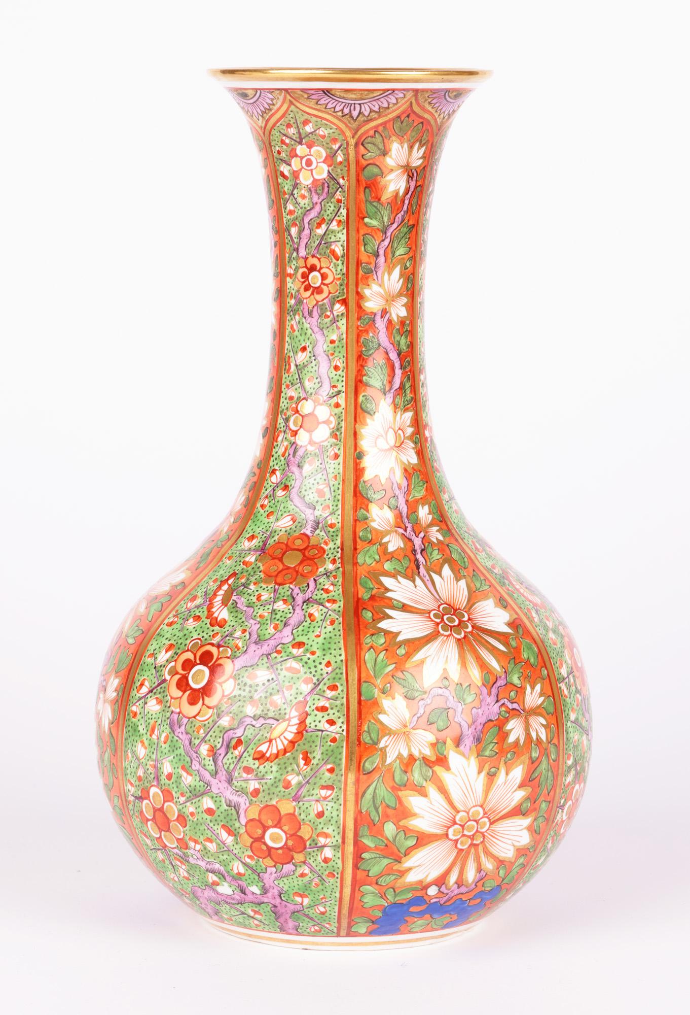 Spätgeorgianische Porzellanvase in Flaschenform mit Blumenmuster von Derby   im Angebot 9