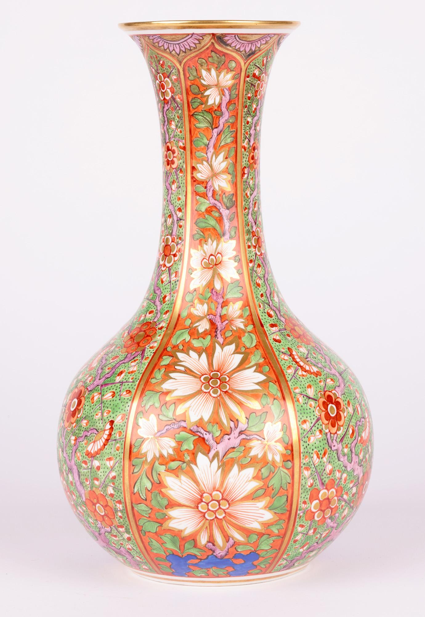 Spätgeorgianische Porzellanvase in Flaschenform mit Blumenmuster von Derby   (Vergoldet) im Angebot