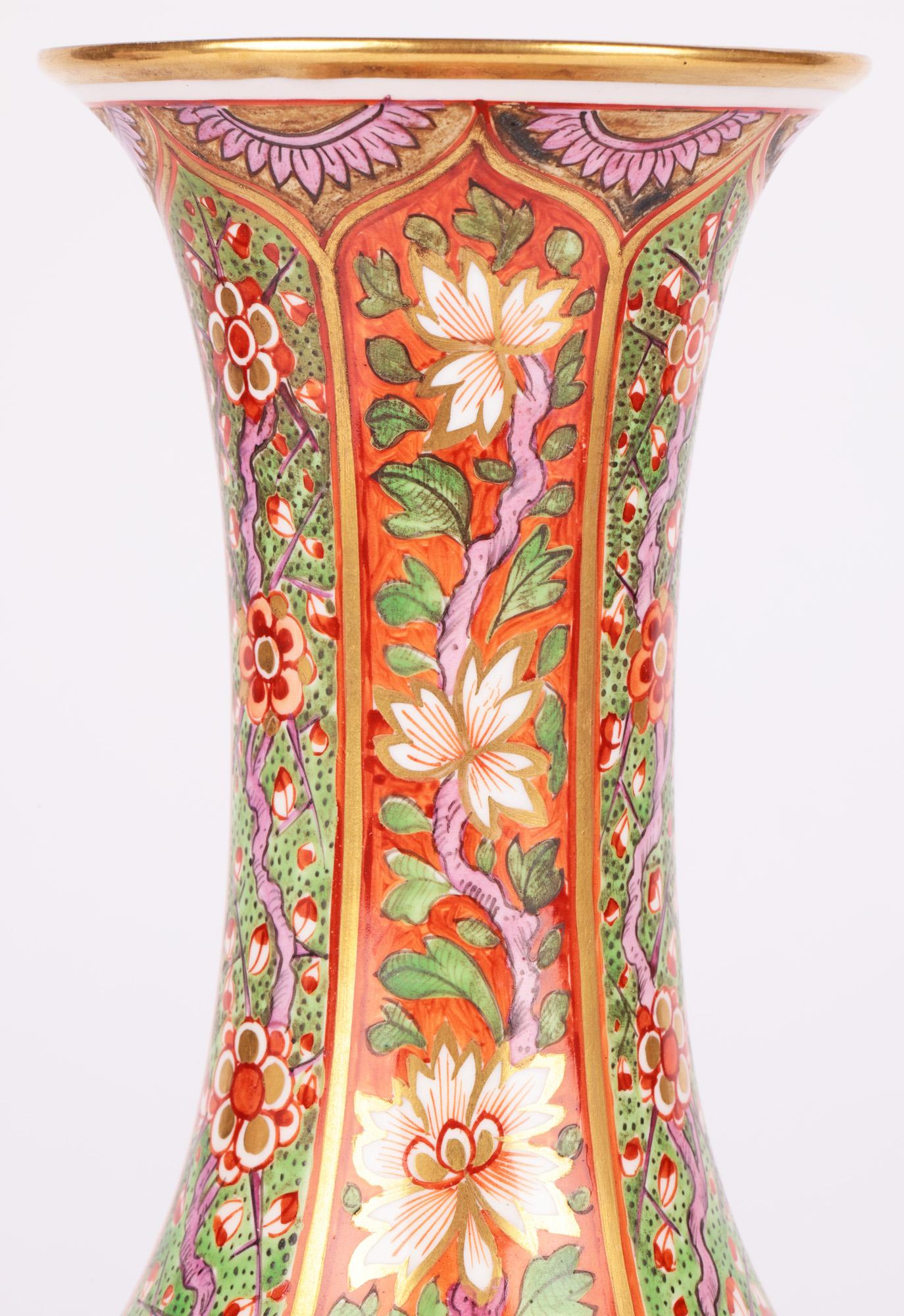 Début du XIXe siècle Vase en porcelaine de Derby en forme de bouteille, peint de motifs floraux, datant de la fin de l'époque géorgienne.   en vente