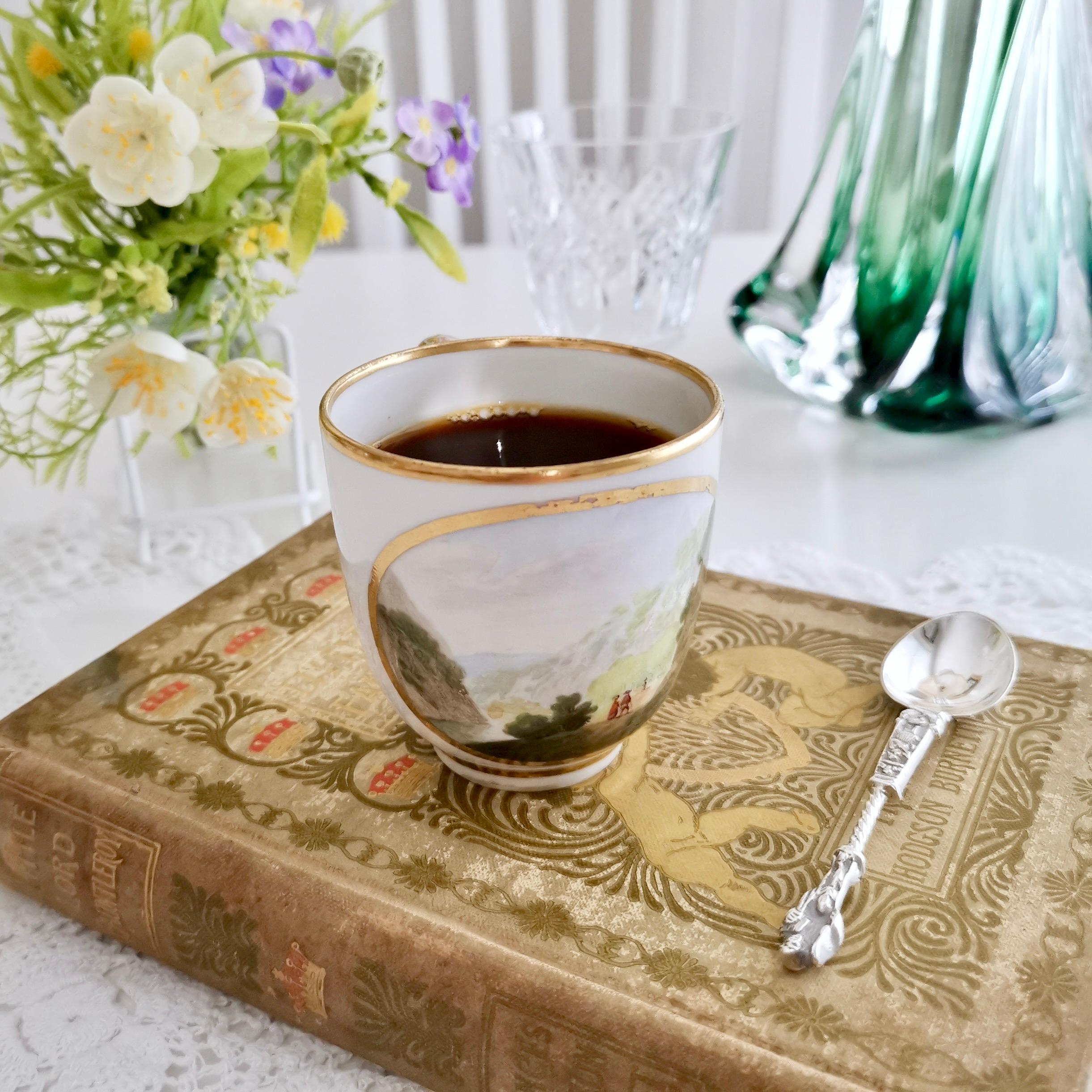 Dies ist eine sehr seltene und erstaunliche kleine verwaiste Kaffeetasse, die um 1790 in Derby hergestellt wurde. Der Becher hat einen weißen Grund, einfache vergoldete Ränder und eine wunderschöne Berglandschaft mit Namen, die von Zachariah Boreman
