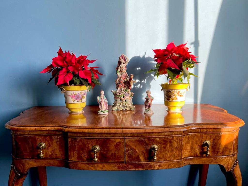 Se trata de un par de cacharros fabricados por la Compañía de Porcelana Derby en 1795. La pareja está decorada en brillante amarillo canario o 