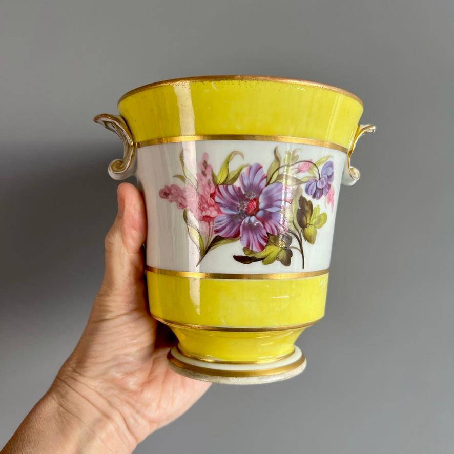 Par de macetas Derby, amarillas, con flores, de William Billingsley, hacia 1795 Jorge III en venta