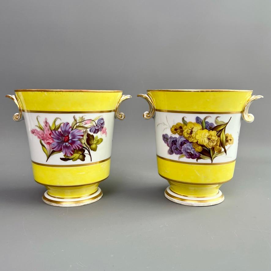 Par de macetas Derby, amarillas, con flores, de William Billingsley, hacia 1795 Pintado a mano en venta