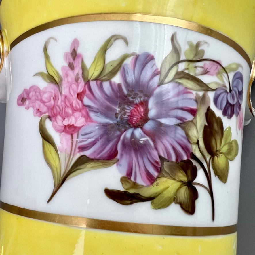 Par de macetas Derby, amarillas, con flores, de William Billingsley, hacia 1795 en venta 1