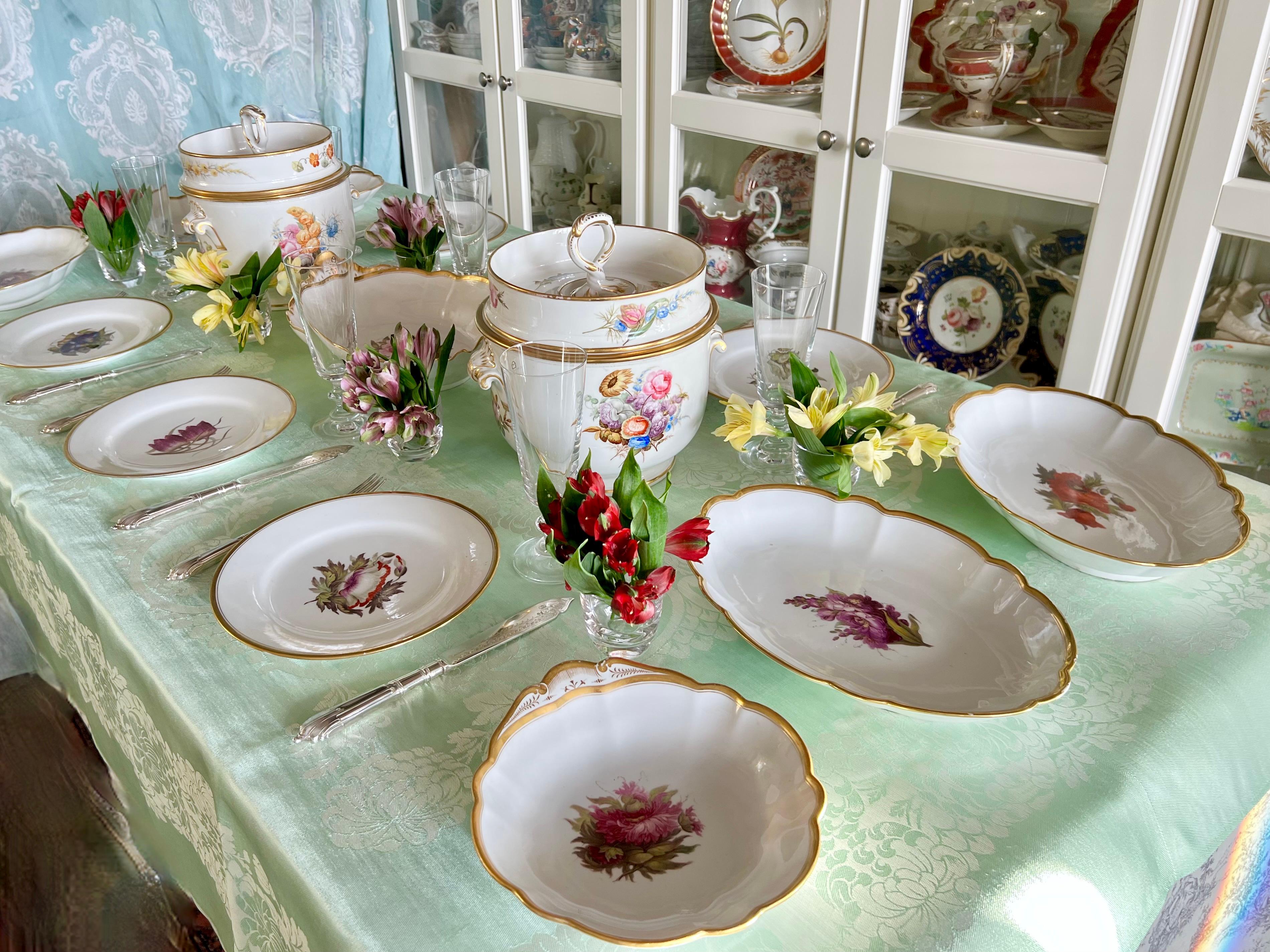 Se trata de un par de espectaculares cubiteras de porcelana fabricadas por la Derby Porcelain Company hacia 1790 y decoradas con el motivo 80, que consiste en flores muy finas del famoso pintor William Billingsley. Cada cubitera consta del