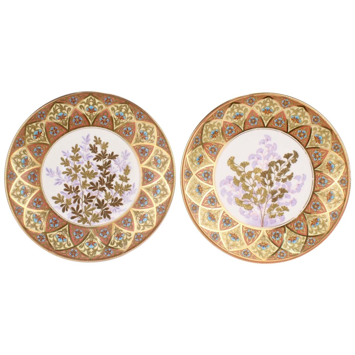 Paire d'assiettes de cabinet en porcelaine de Derby de la période esthétique, dorées et émaillées à motifs botaniques