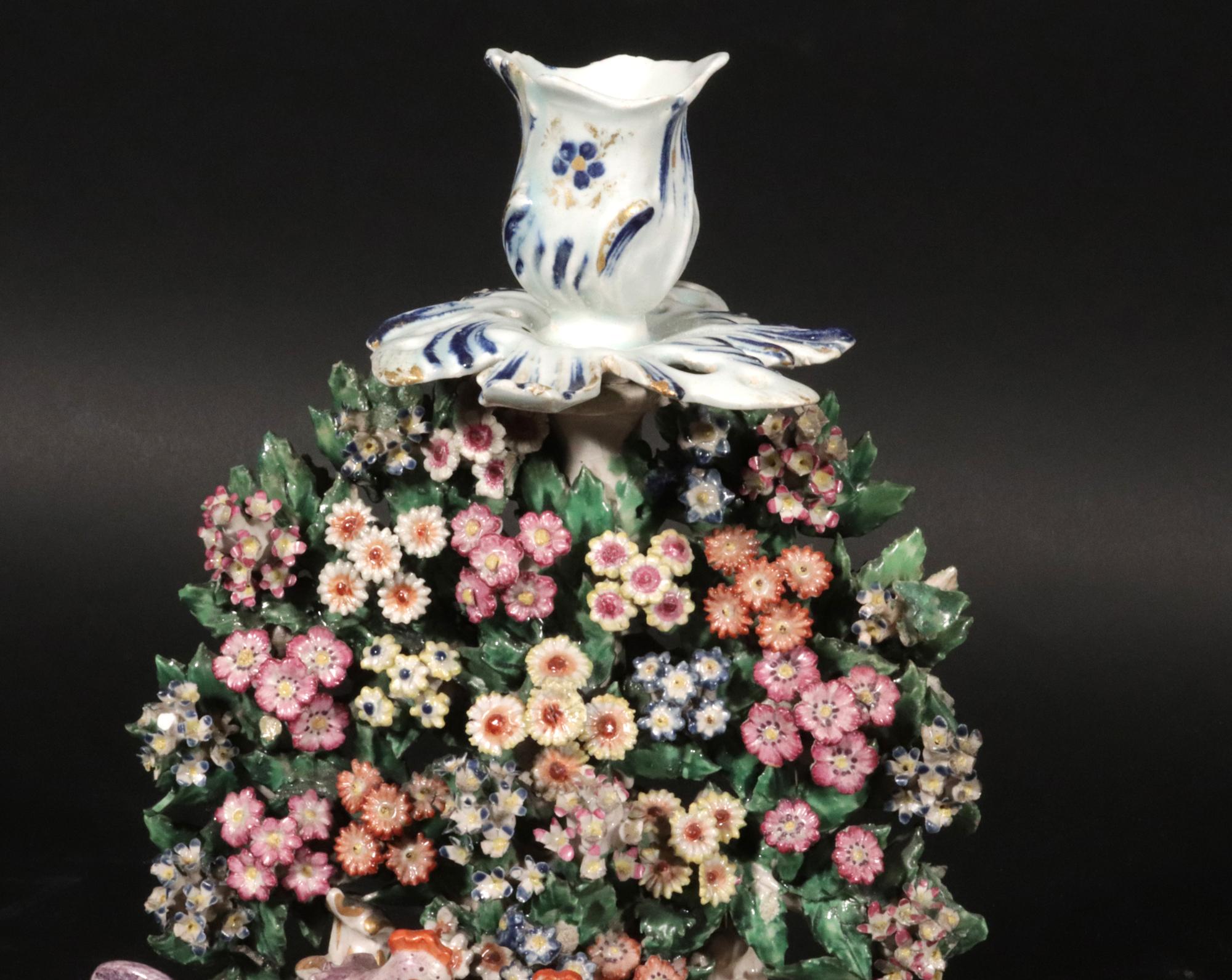 Candeleros de porcelana Derby decorados con gallina y pollitos en venta 7