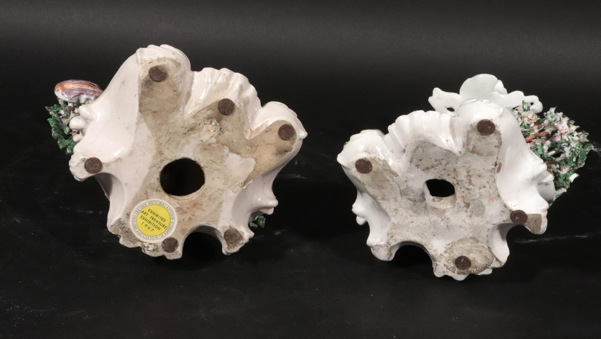 Candeleros de porcelana Derby decorados con gallina y pollitos en venta 8
