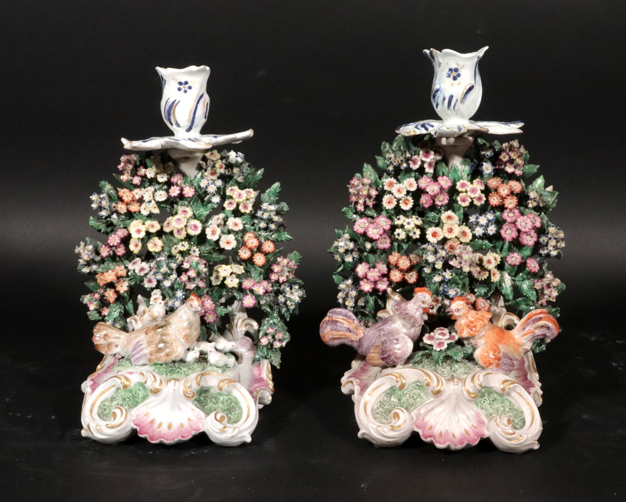 Candeleros de porcelana Derby decorados con gallina y pollitos,
William Duesbury & Co.,
Hacia 1765

Los candelabros de porcelana Derby están ligeramente elevados sobre cuatro pies con volutas alrededor de la parte delantera con una concha marina