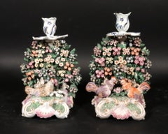 Candelieri in porcellana Derby decorati con gallina e pulcini