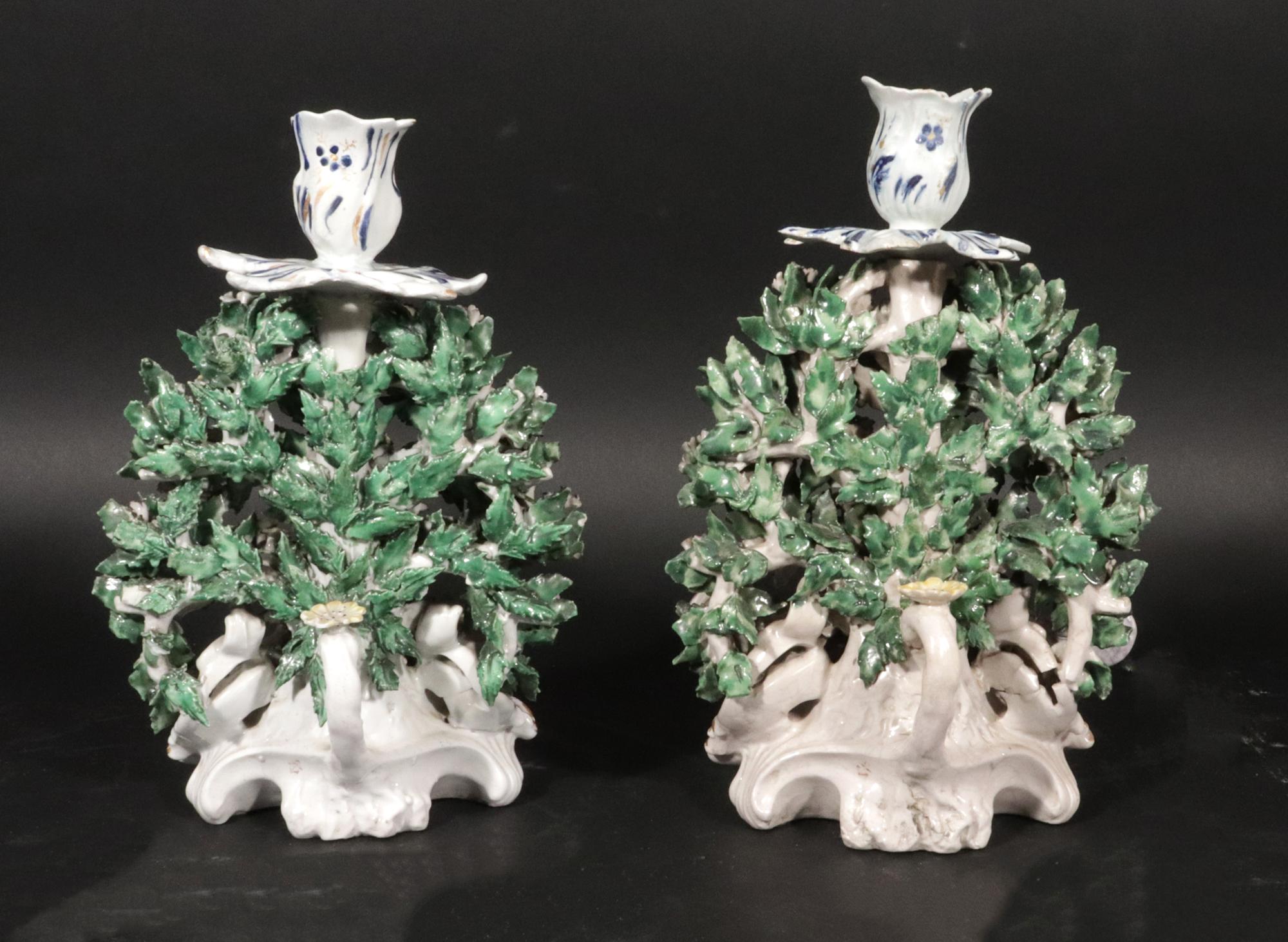 Candeleros de porcelana Derby decorados con gallina y pollitos Georgiano en venta